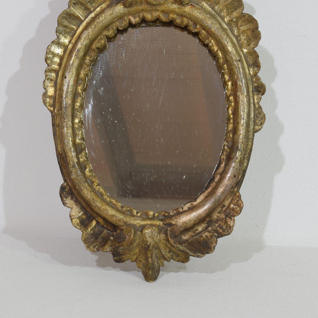 Small 18th Century Italian Baroque Carved Wooden Mirror In Good Condition In Buisson, FR