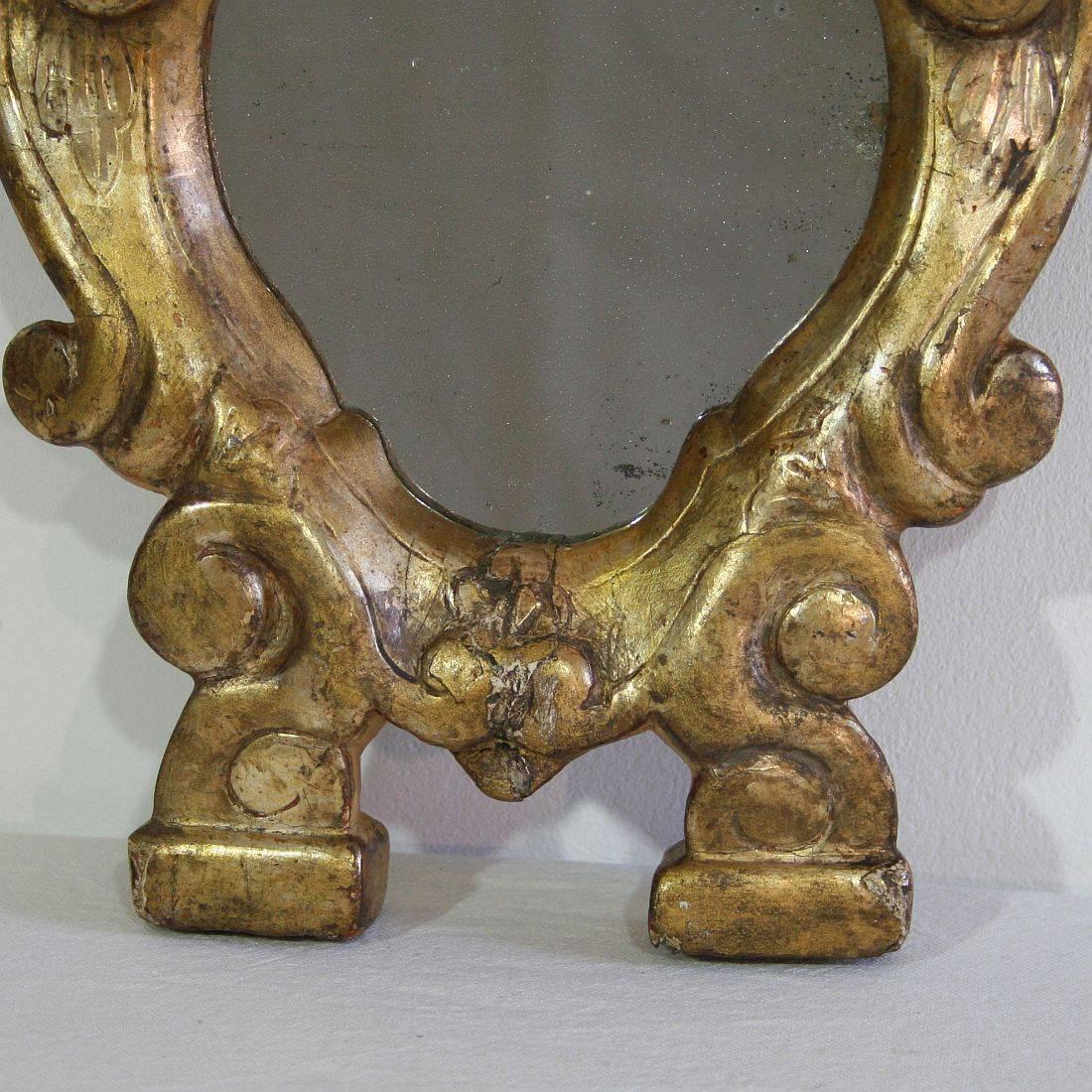 Small 18th Century Italian Baroque Giltwood Mirror In Distressed Condition In Buisson, FR