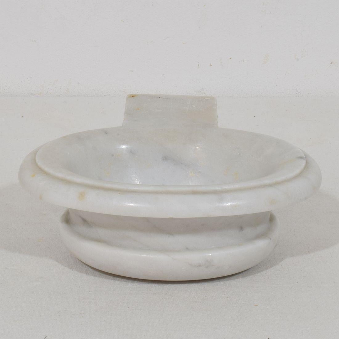 Beautiful small Baroque marble holy water font or stoup,
Unique and original period piece. Italy, circa 1750. Weathered condition.
H:6cm  W:17cm D:12-17cm 