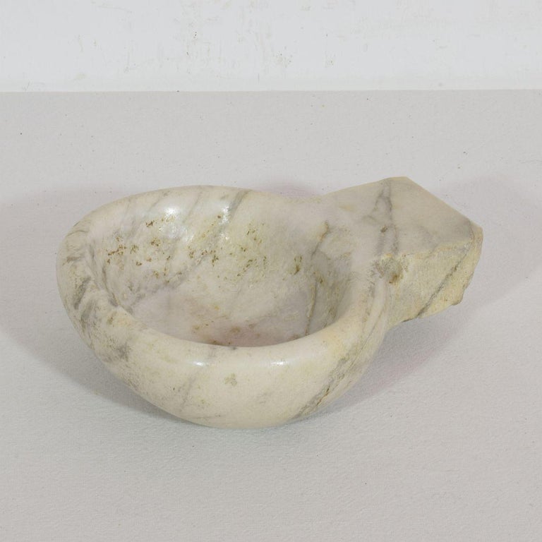 Small 18th Century Italian Baroque Marble Holy Water Font or Stoup In Good Condition For Sale In Amsterdam, NL
