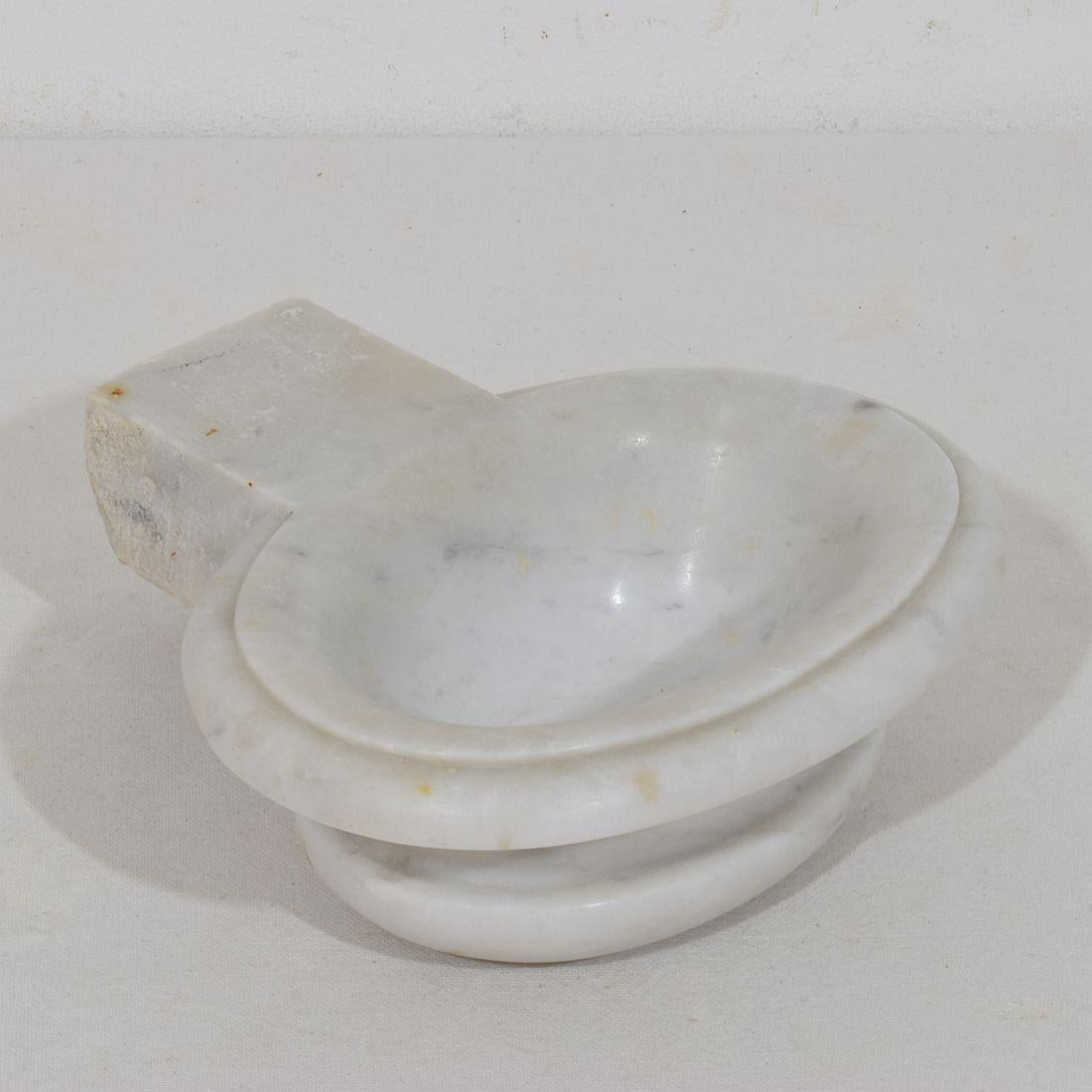 Small 18th Century Italian Baroque Marble Holy Water Font or Stoup In Good Condition For Sale In Buisson, FR