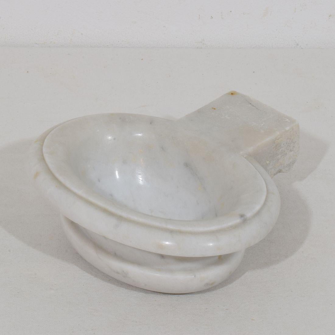 Small 18th Century Italian Baroque Marble Holy Water Font or Stoup For Sale 1
