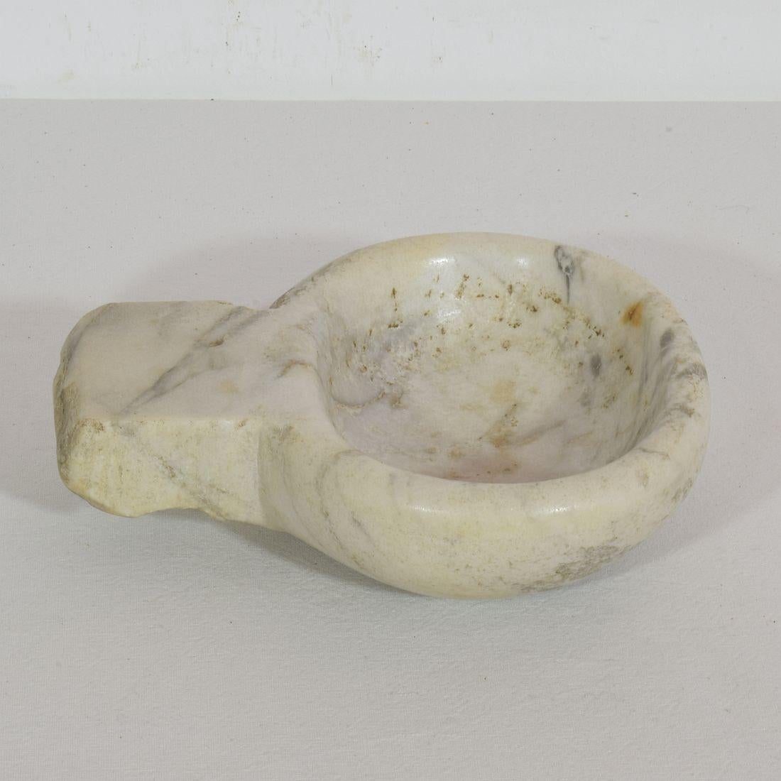 Small 18th Century Italian Baroque Marble Holy Water Font or Stoup In Good Condition In Buisson, FR