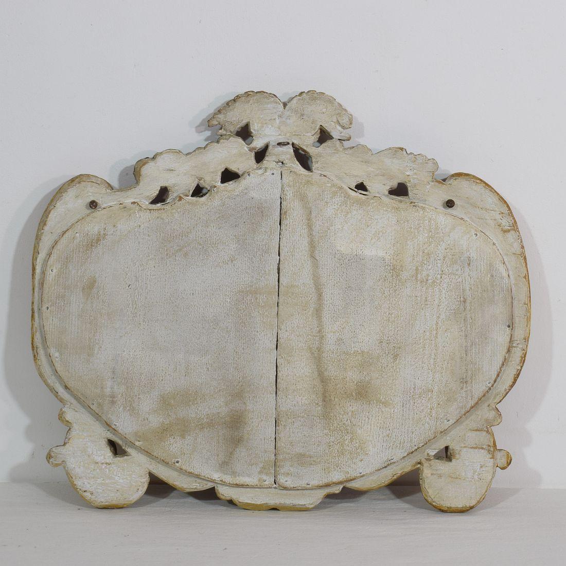 Petit miroir baroque italien du XVIIIe siècle en bois doré sculpté en vente 3
