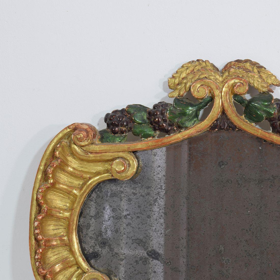 Baroque Petit miroir baroque italien du XVIIIe siècle en bois doré sculpté en vente