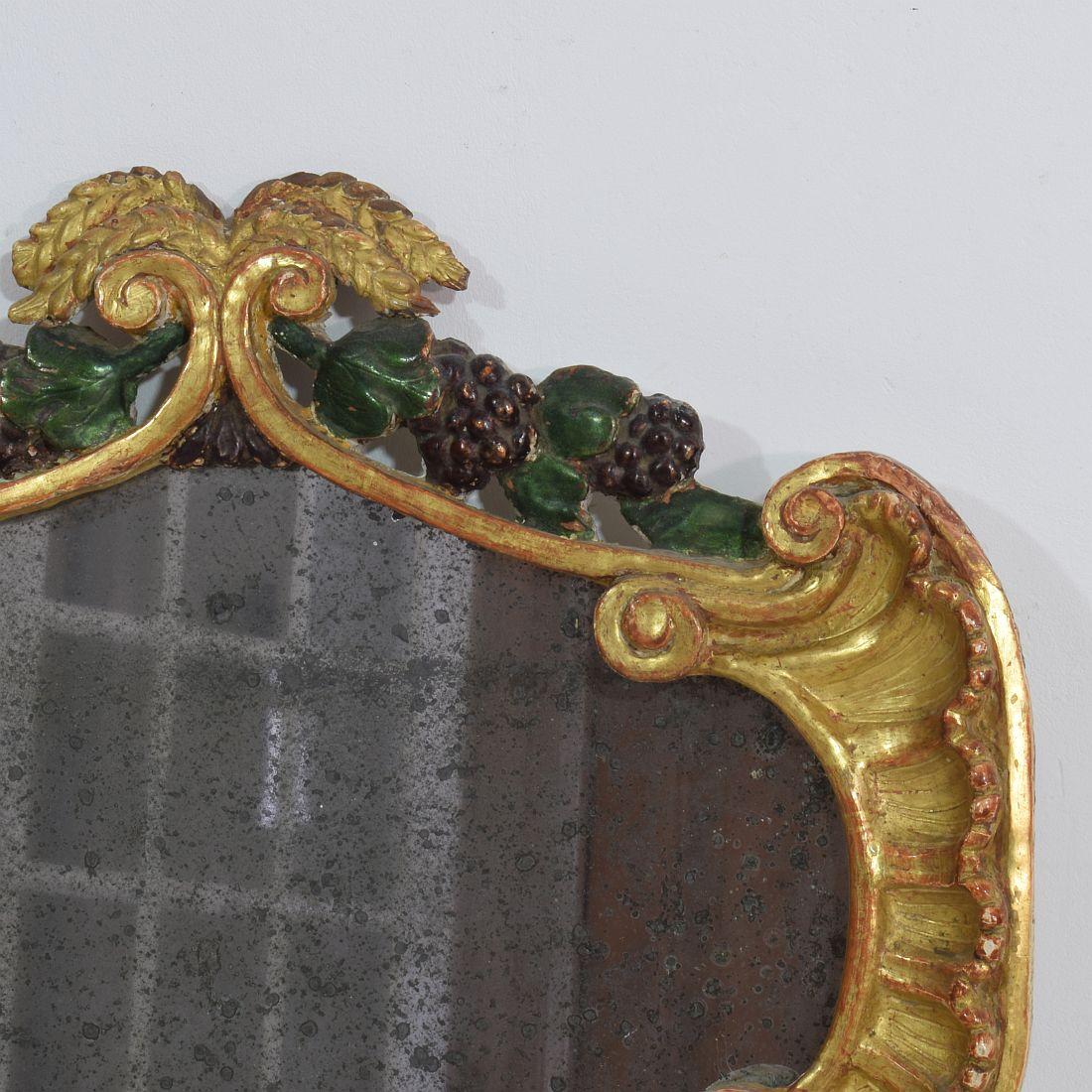 Sculpté à la main Petit miroir baroque italien du XVIIIe siècle en bois doré sculpté en vente