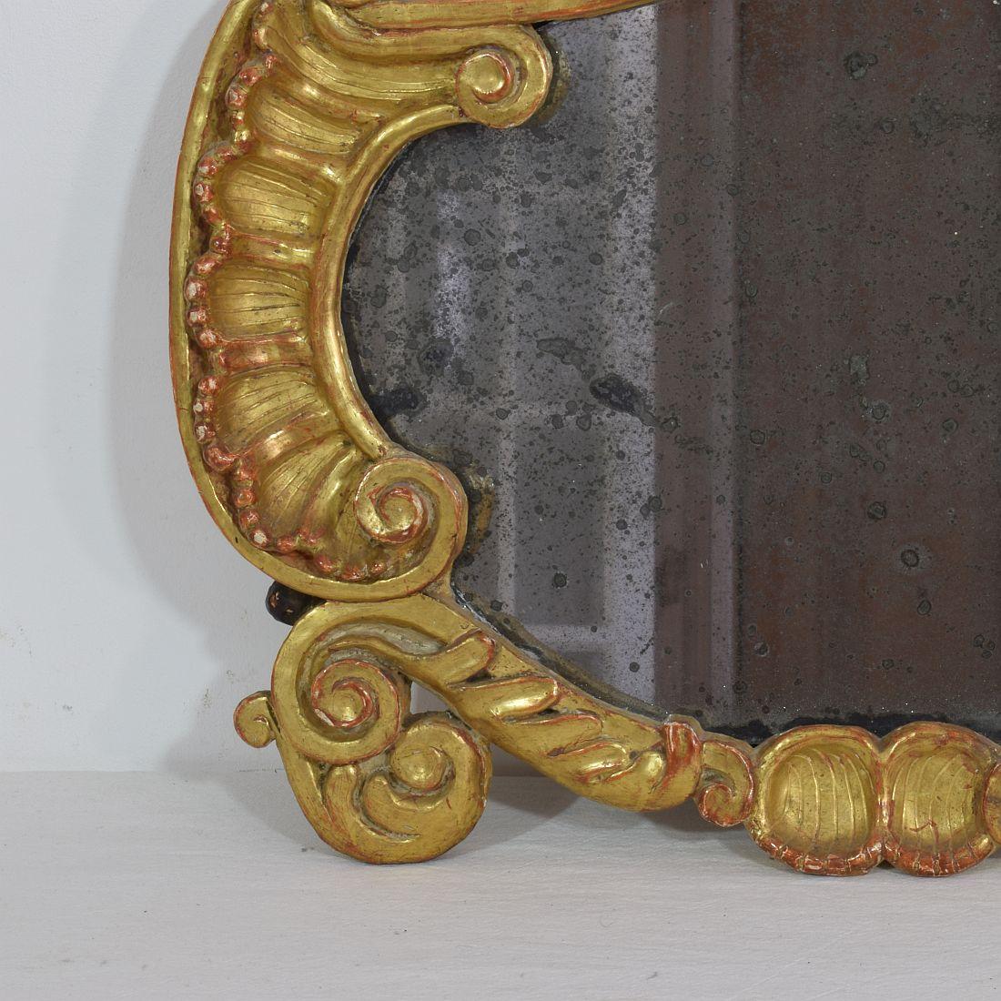 Barocker Spiegel aus geschnitztem, italienischem vergoldetem Holz, 18. Jahrhundert im Zustand „Gut“ im Angebot in Buisson, FR