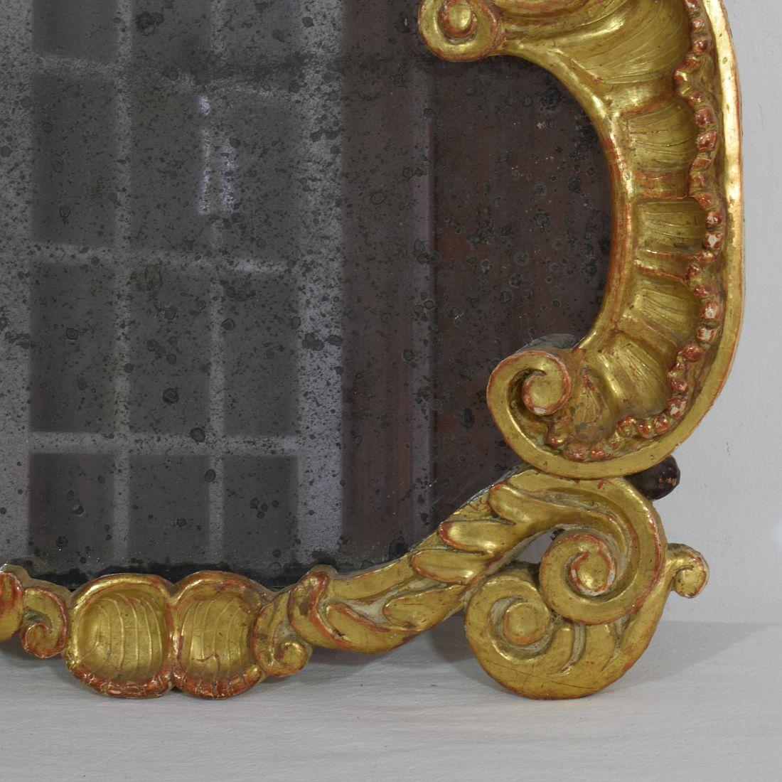 XVIIIe siècle et antérieur Petit miroir baroque italien du XVIIIe siècle en bois doré sculpté en vente