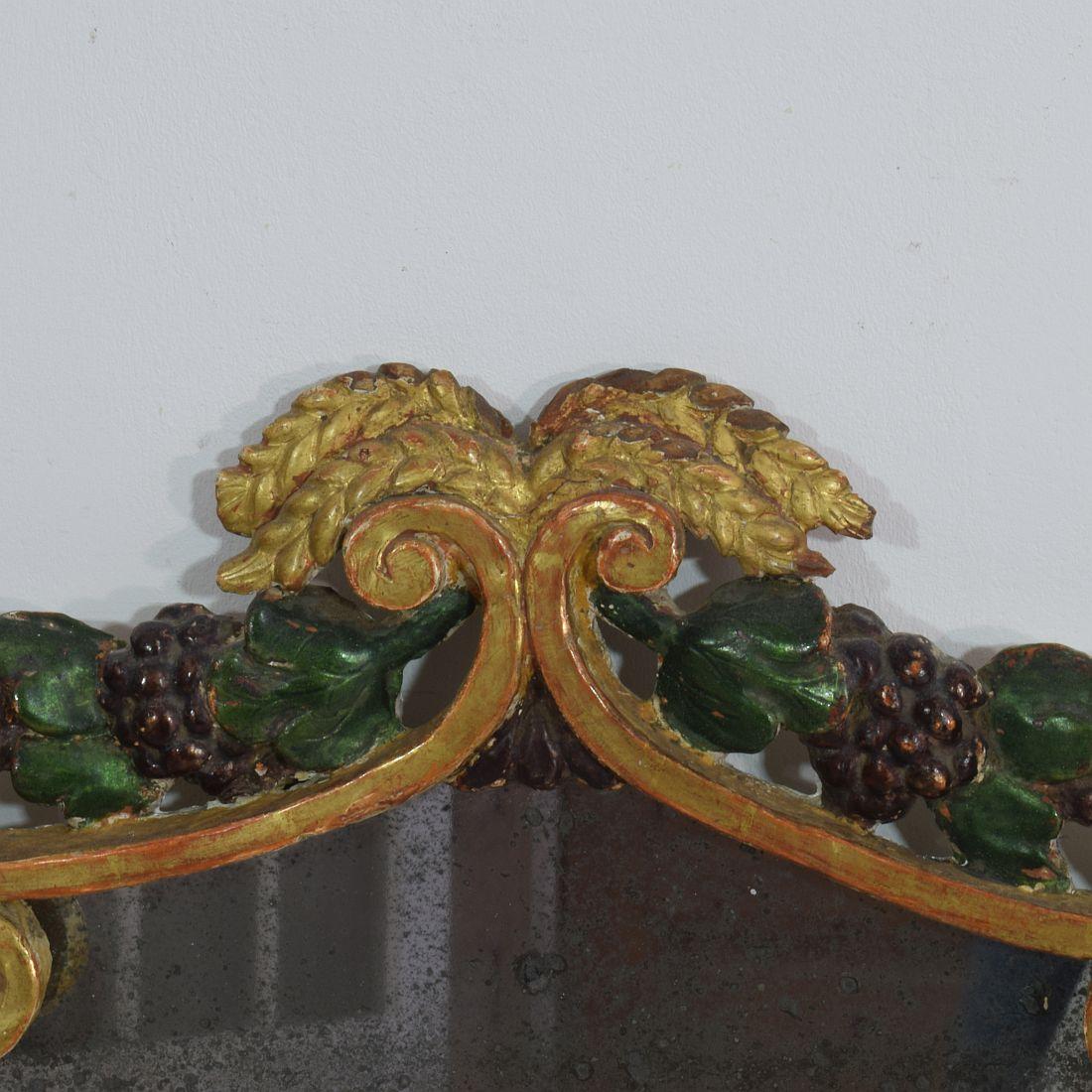 Petit miroir baroque italien du XVIIIe siècle en bois doré sculpté en vente 1
