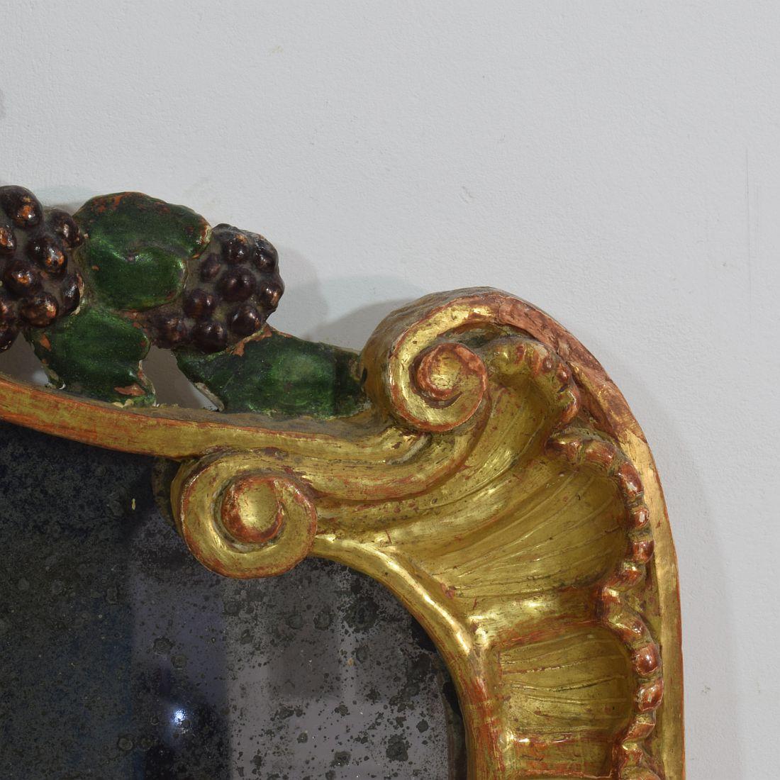 Petit miroir baroque italien du XVIIIe siècle en bois doré sculpté en vente 2
