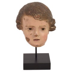 Petite tête italienne en bois sculpté du 18ème siècle avec yeux en verre