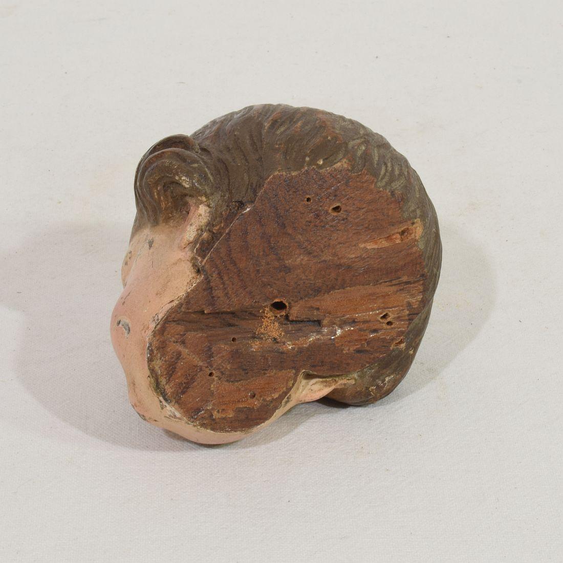 Pequeña cabeza de madera tallada italiana del siglo XVIII con ojos de cristal en venta 2