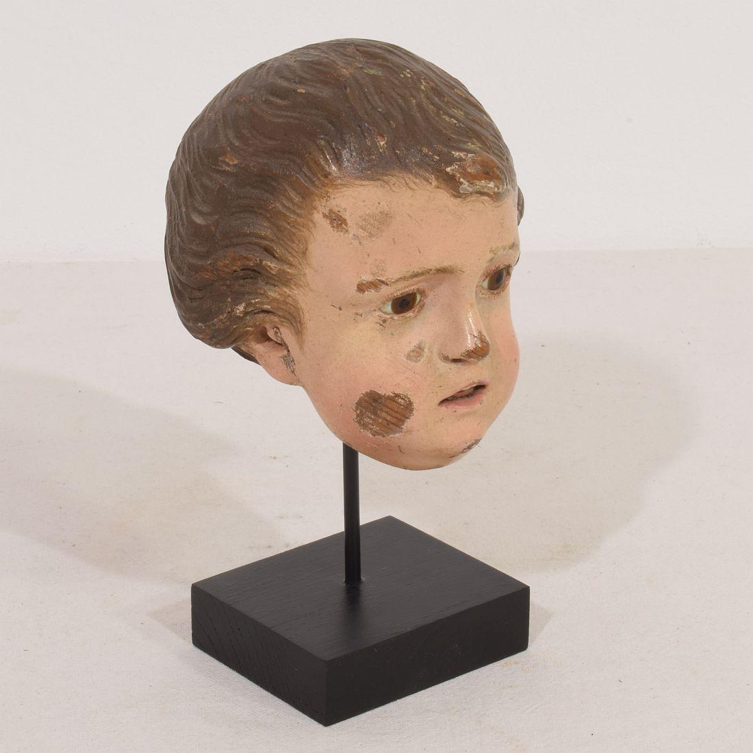 Pequeña cabeza de madera tallada italiana del siglo XVIII con ojos de cristal Barroco en venta