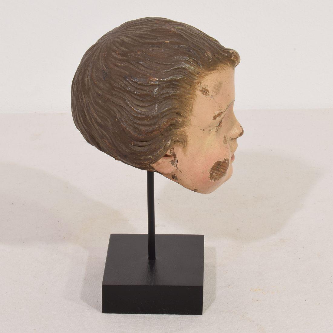 Pequeña cabeza de madera tallada italiana del siglo XVIII con ojos de cristal Italiano en venta
