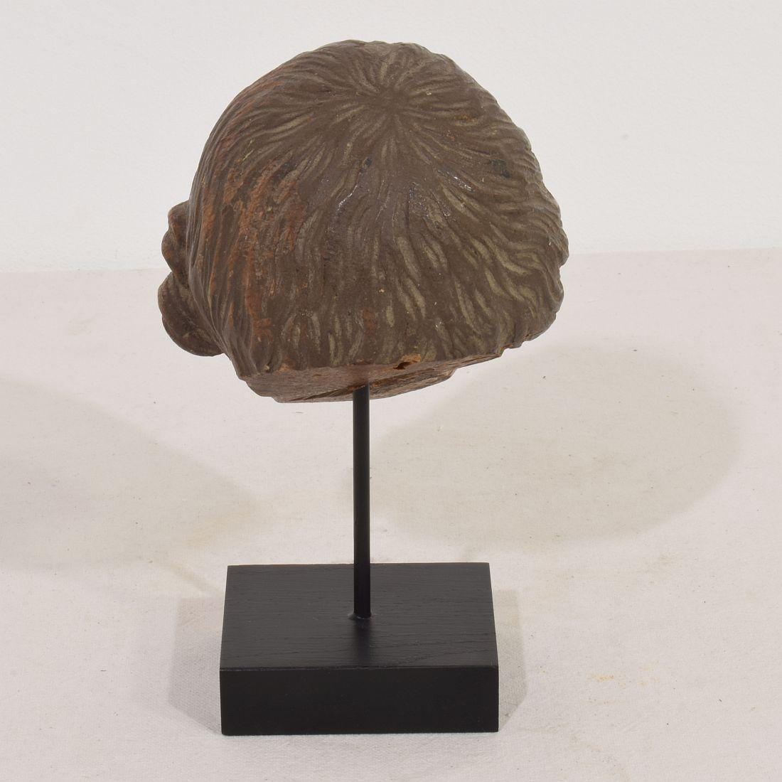 Pequeña cabeza de madera tallada italiana del siglo XVIII con ojos de cristal Tallado a mano en venta