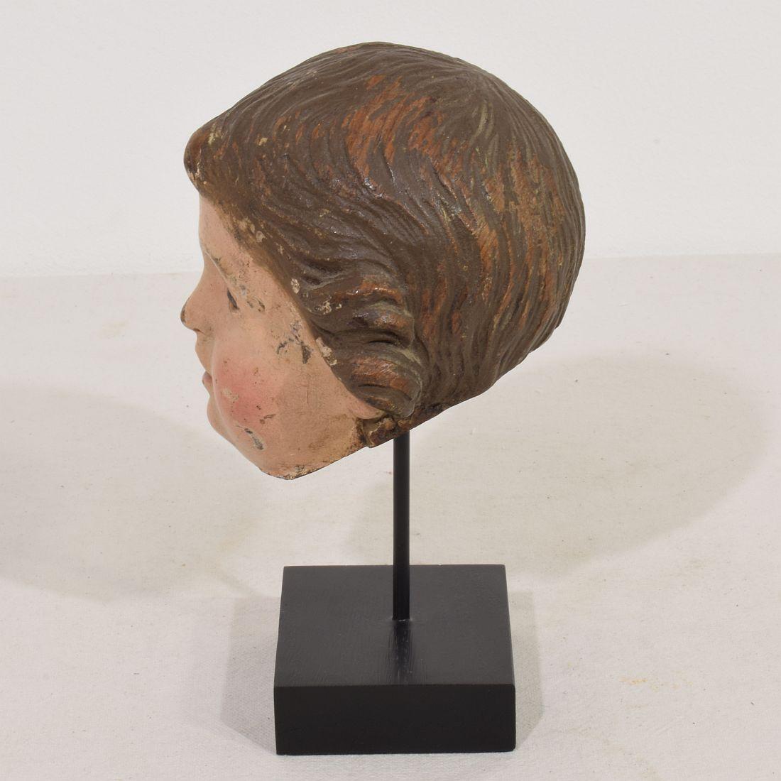 Pequeña cabeza de madera tallada italiana del siglo XVIII con ojos de cristal en Bueno estado para la venta en Buisson, FR