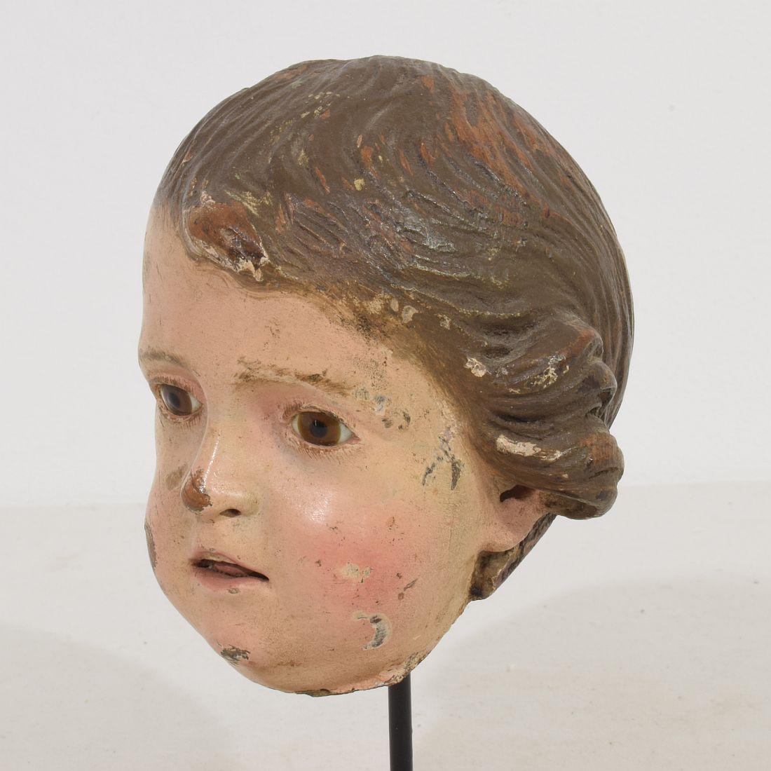 Pequeña cabeza de madera tallada italiana del siglo XVIII con ojos de cristal siglo XVIII y antes en venta