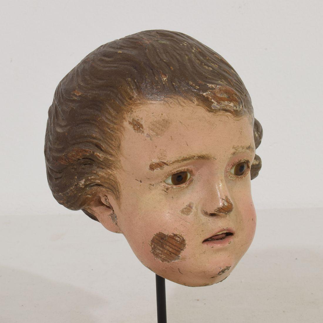 Pequeña cabeza de madera tallada italiana del siglo XVIII con ojos de cristal Vidrio en venta