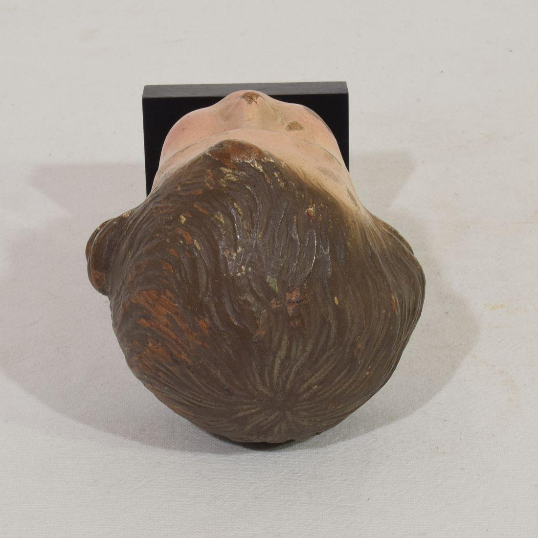 Pequeña cabeza de madera tallada italiana del siglo XVIII con ojos de cristal en venta 1