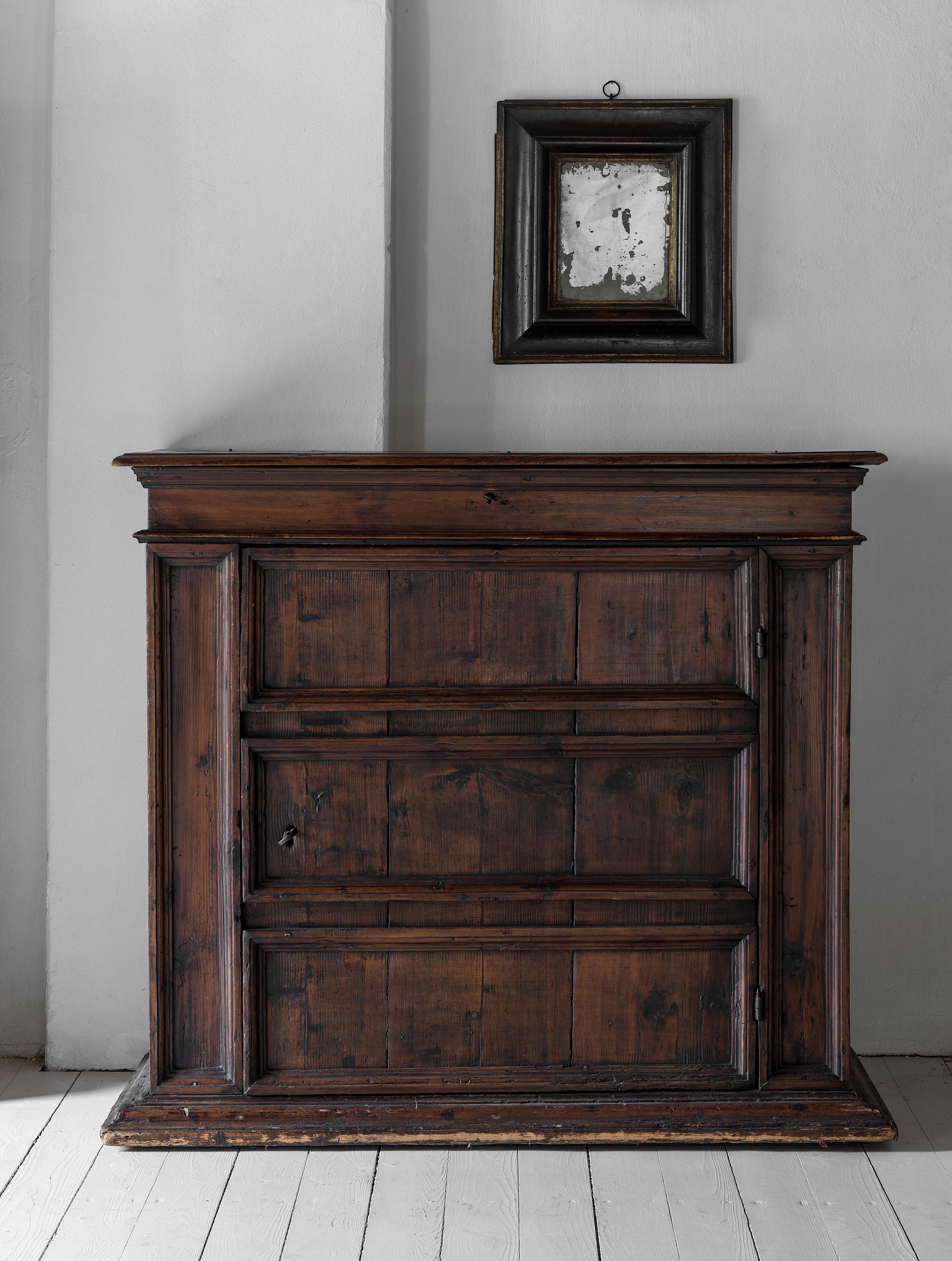 Pequeño espejo italiano del siglo XVIII con molduras ebonizadas y parcialmente dorado Italiano en venta