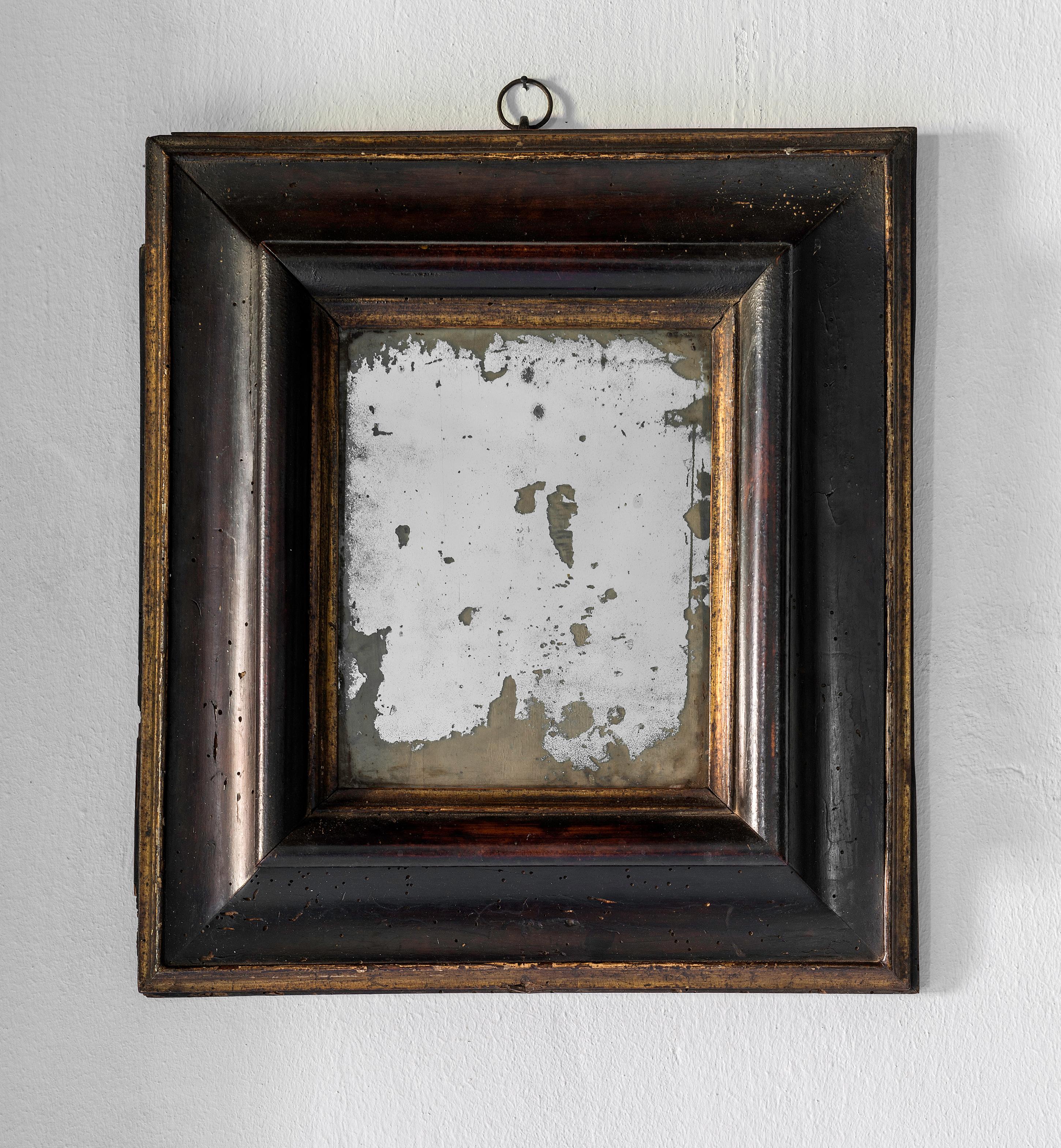 Pequeño espejo italiano del siglo XVIII con molduras ebonizadas y parcialmente dorado Ebonizado en venta