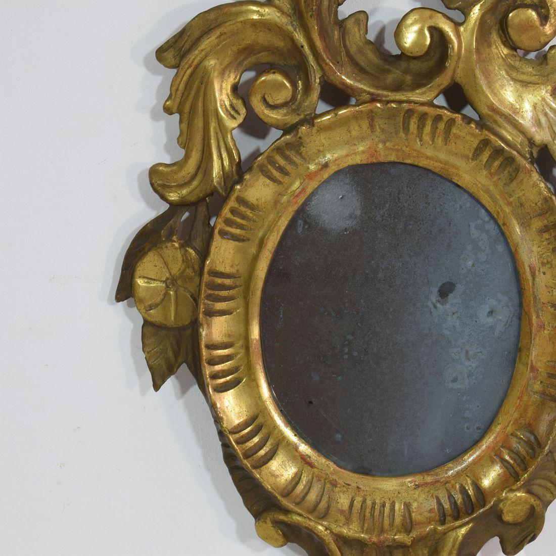 Small 18th Century Italian Giltwood Baroque Mirror In Good Condition In Buisson, FR