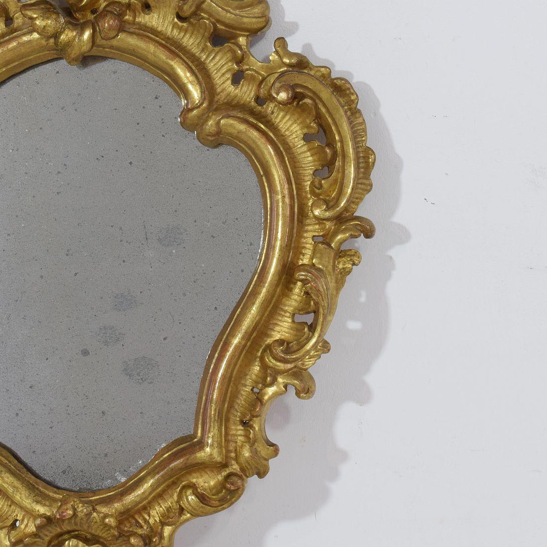 Small 18th Century Italian Giltwood Baroque Mirror In Good Condition In Buisson, FR