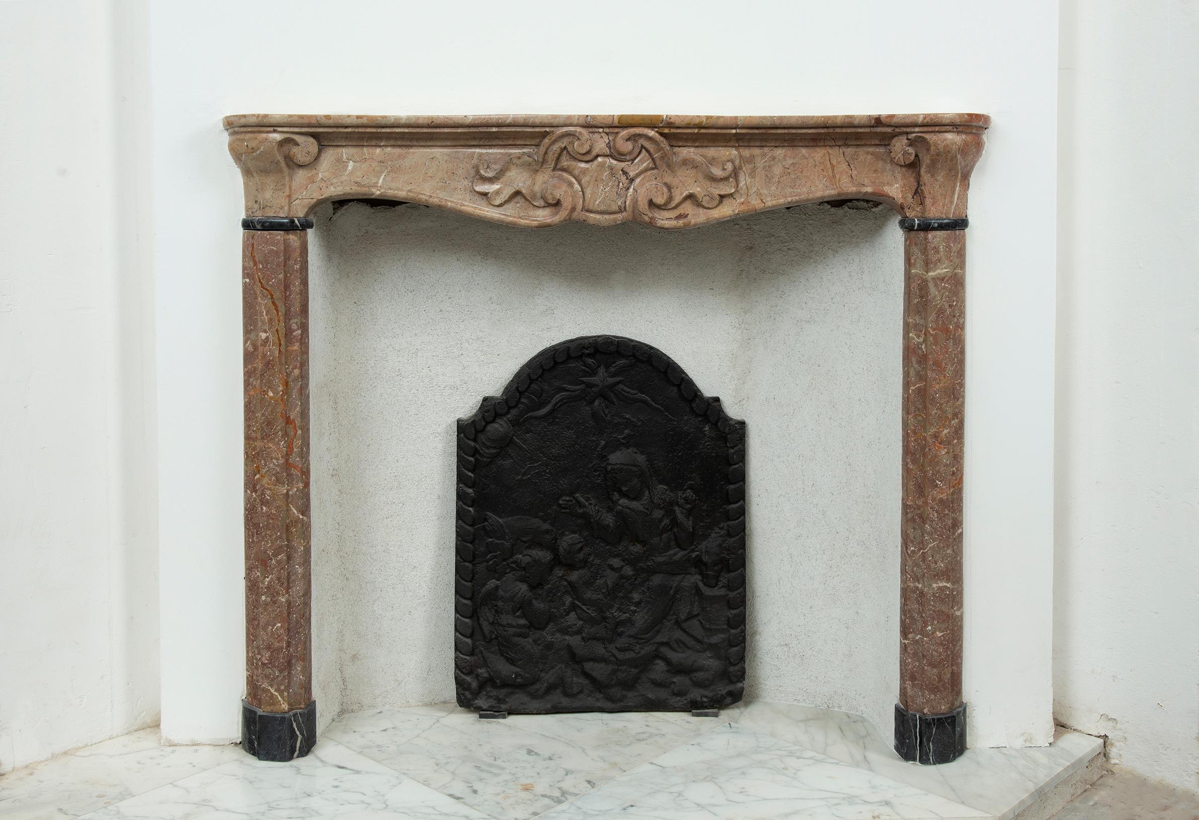Nice and decorative 18th century Italian marble fireplace.

Opening measurements: 40.5 x 42.1 inch.

Minor restorations, ready for installation.