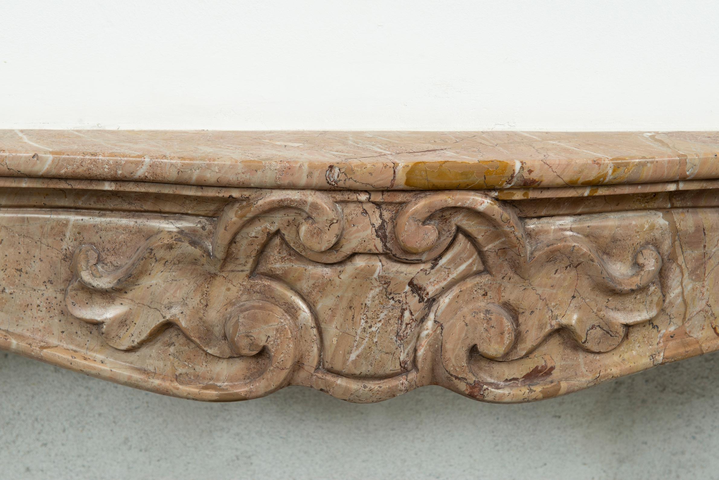 Small 18th Century Italian Marble Fireplace, Mantelpiece In Good Condition In Haarlem, Noord-Holland