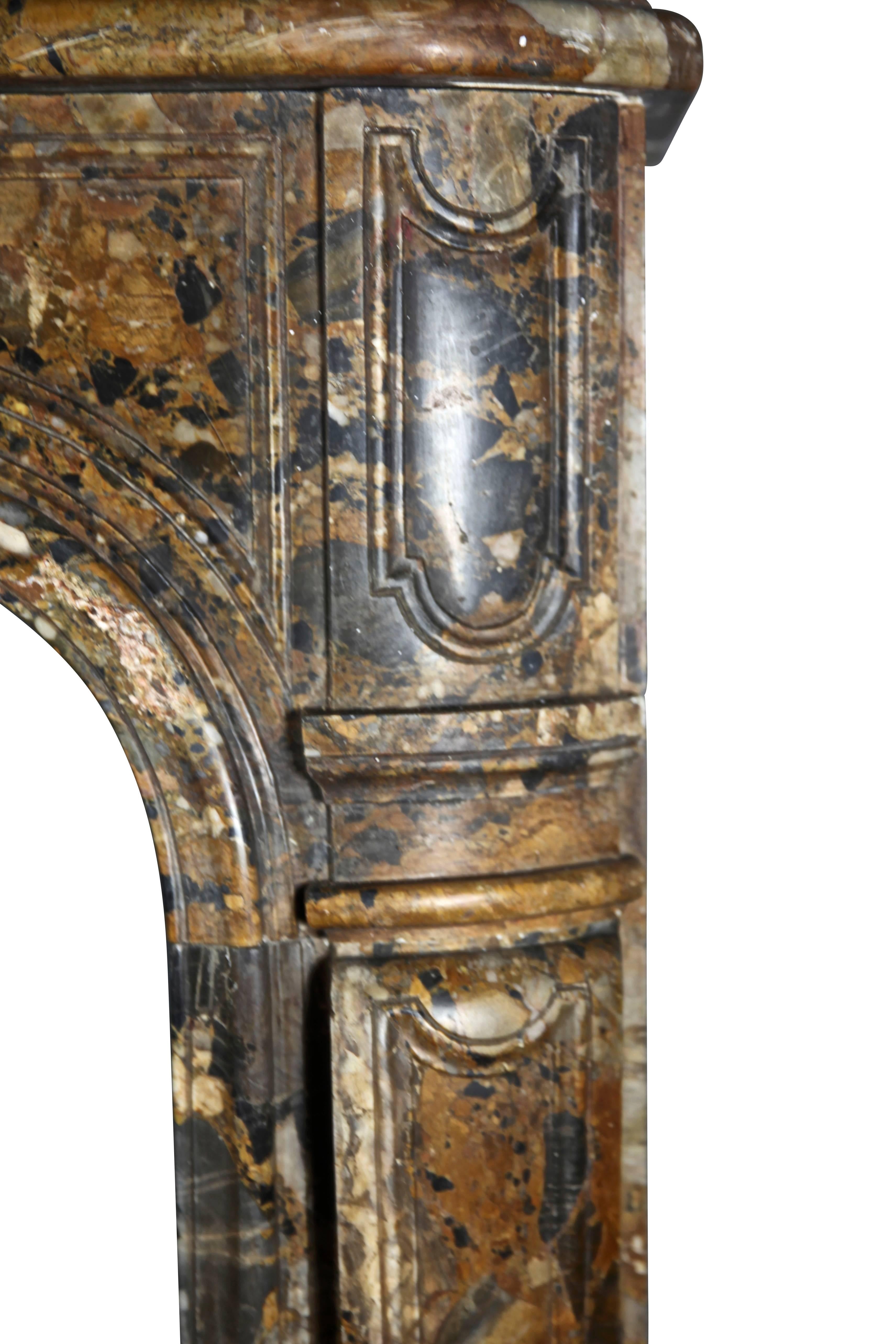 Small 18th Century Italian Original Antique Marble Fireplace Surround In Excellent Condition For Sale In Beervelde, BE