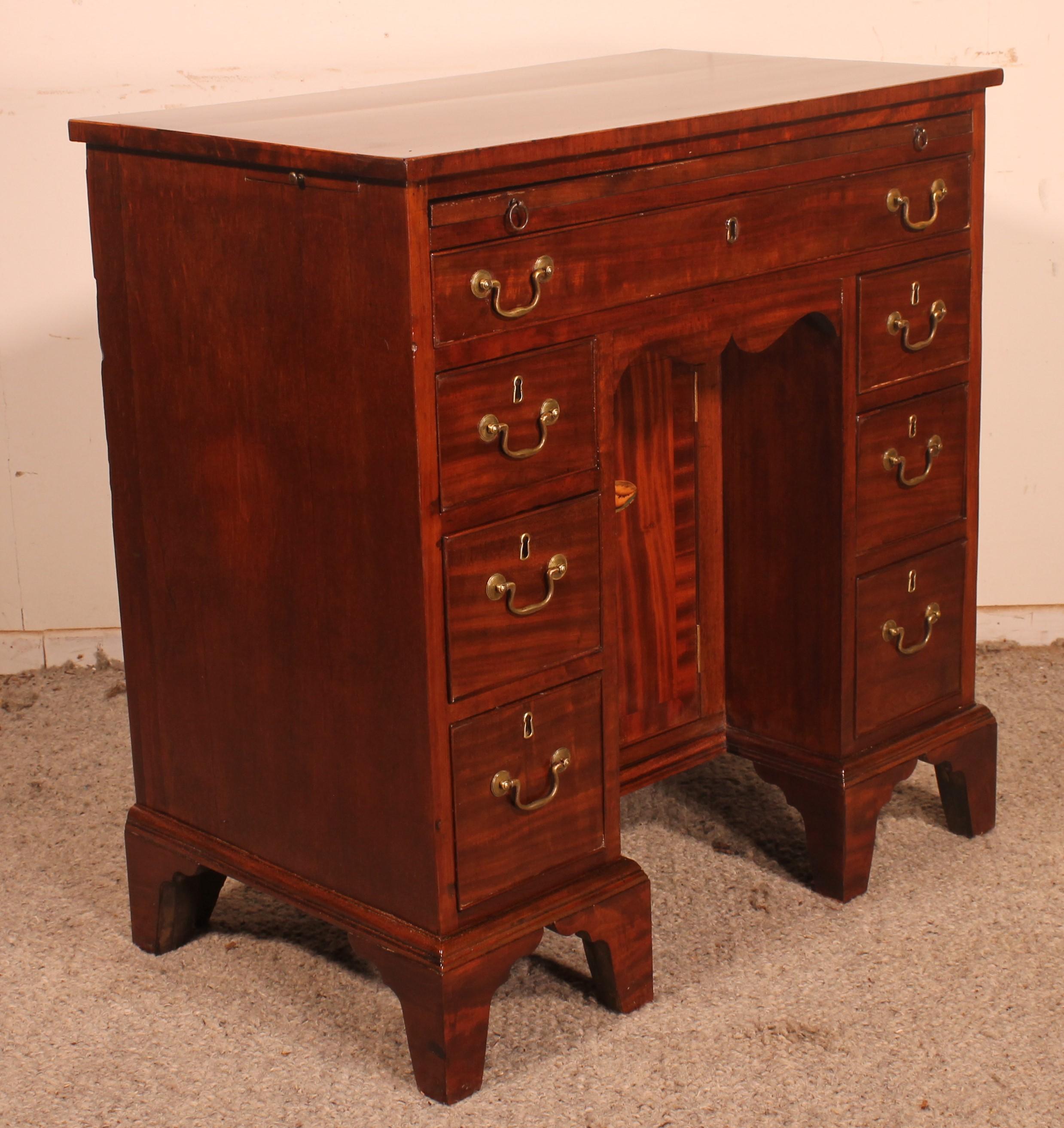 Small 18th Century Mahogany Kneehole Desk George III For Sale 4