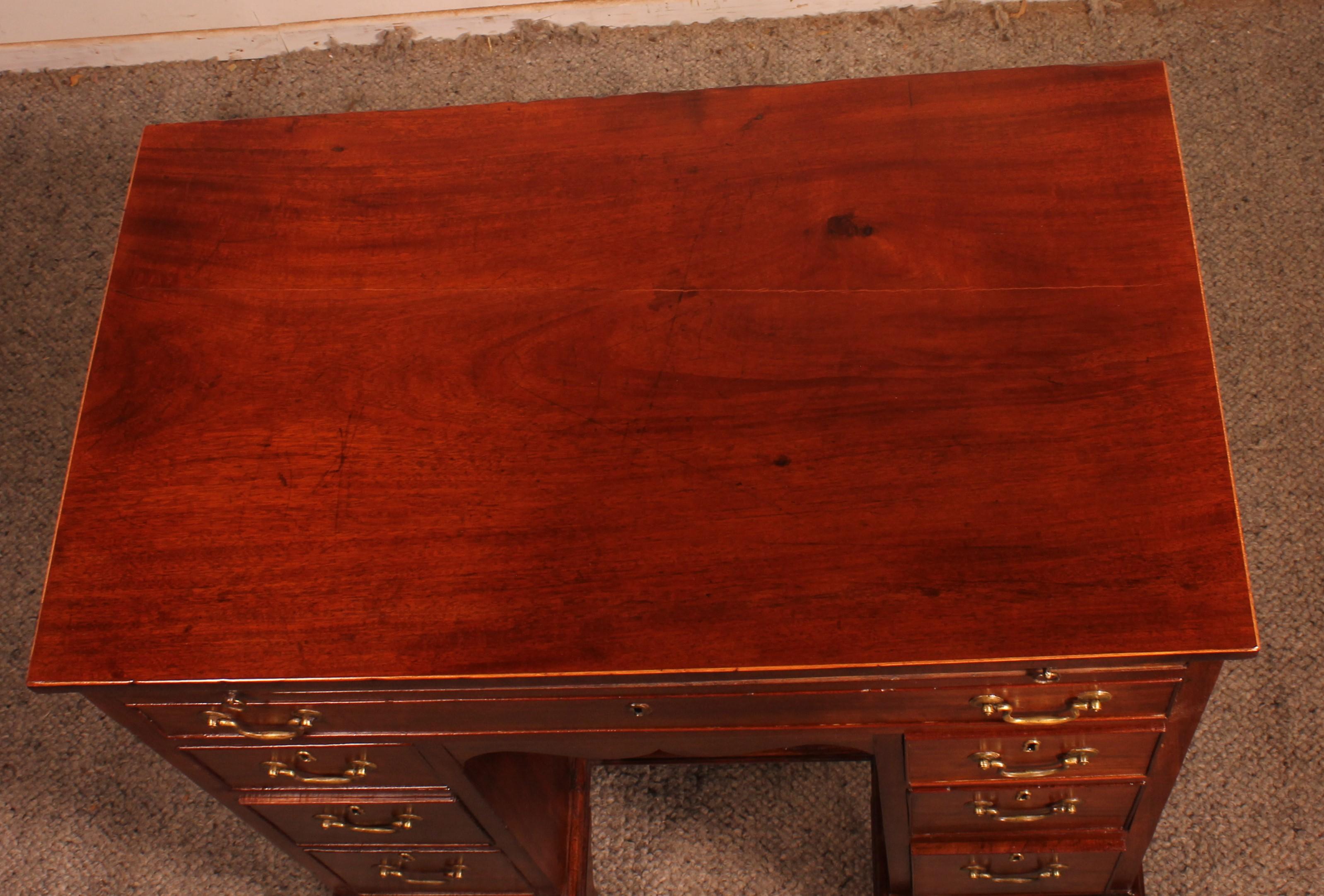 Small 18th Century Mahogany Kneehole Desk George III For Sale 6