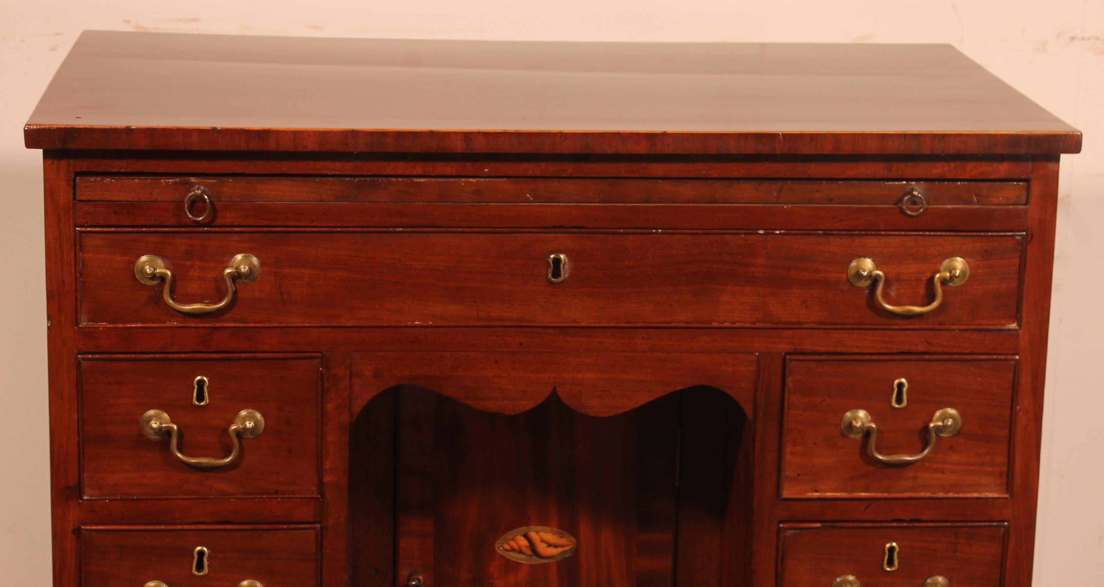 Superb small chest of drawers/writing desk/secretaire in mahogany from the 18th century called Kneehole desk from the George III period

Indeed, these small pieces of furniture are called Knee Hole desks since they have a small door in the center