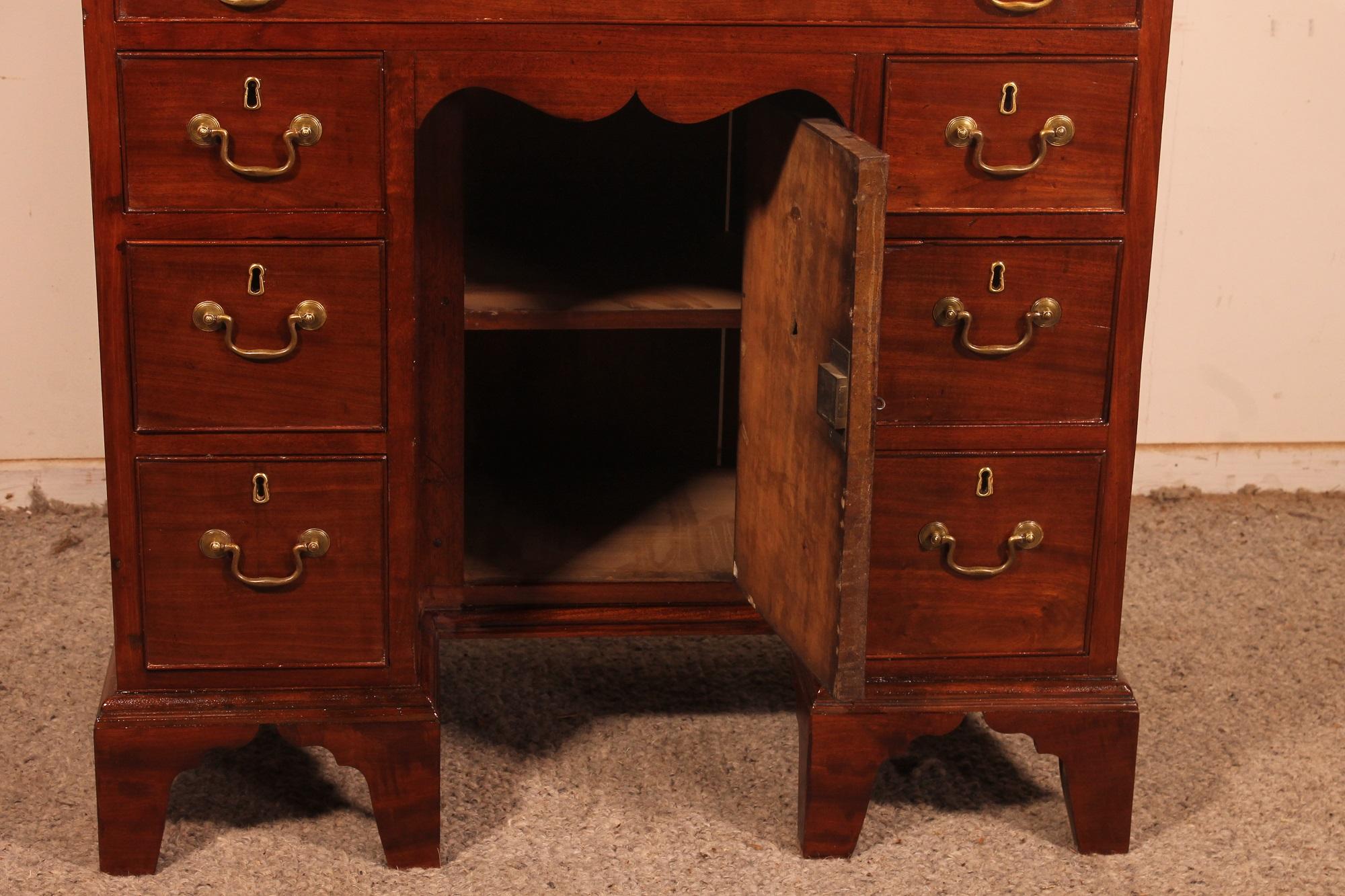 British Small 18th Century Mahogany Kneehole Desk George III For Sale