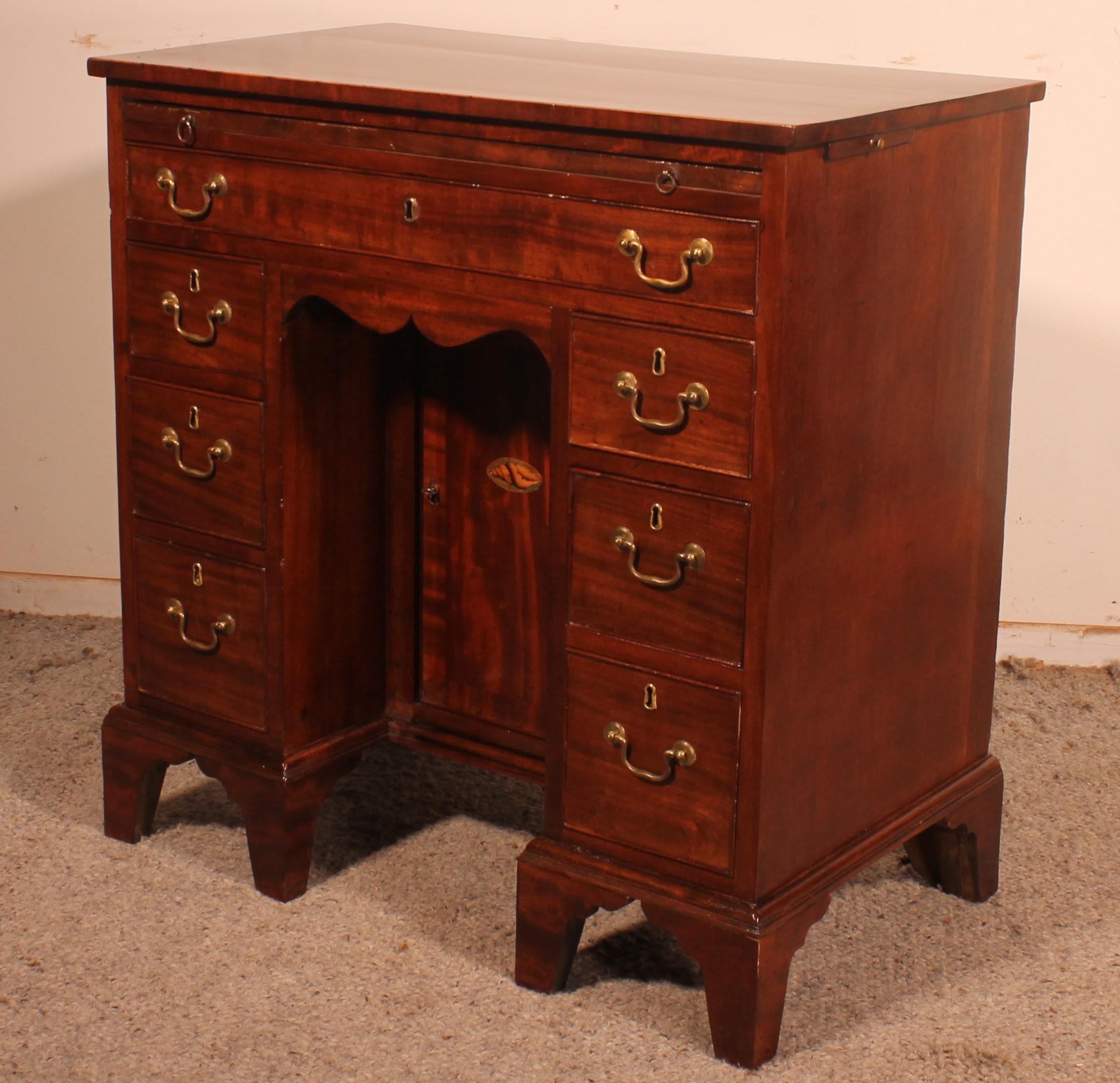 Small 18th Century Mahogany Kneehole Desk George III In Good Condition For Sale In Brussels, Brussels