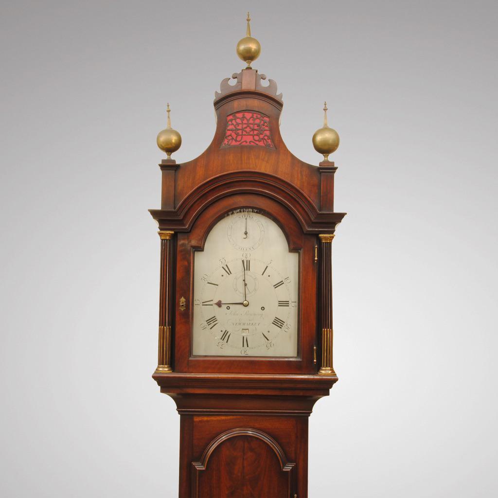 Eine seltene Mahagoni-Standuhr aus dem 18. Jahrhundert mit kleinem Format, einem versilberten 11-Zoll-Zifferblatt und einem achttägigen Schlagwerk von Rowning of Newmarket. Diese Uhr ist in sehr originalem Zustand, einschließlich der Zeiger und