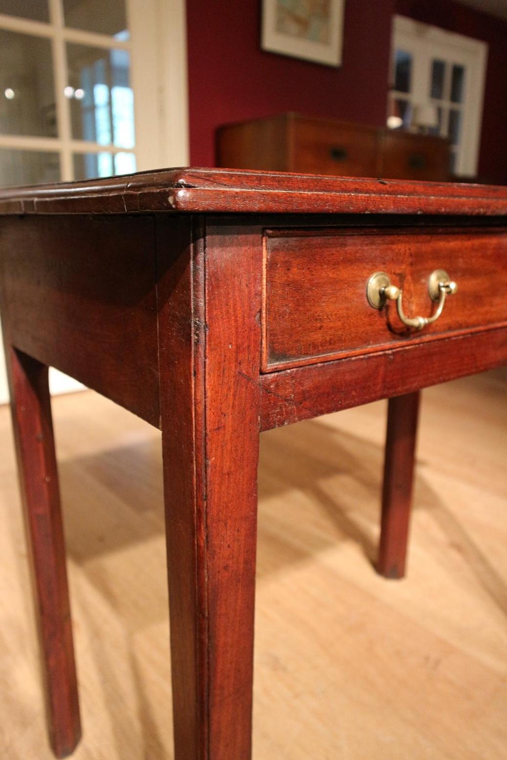 Small 18th Century Mahogany Side Table In Good Condition In Eindhoven, NL