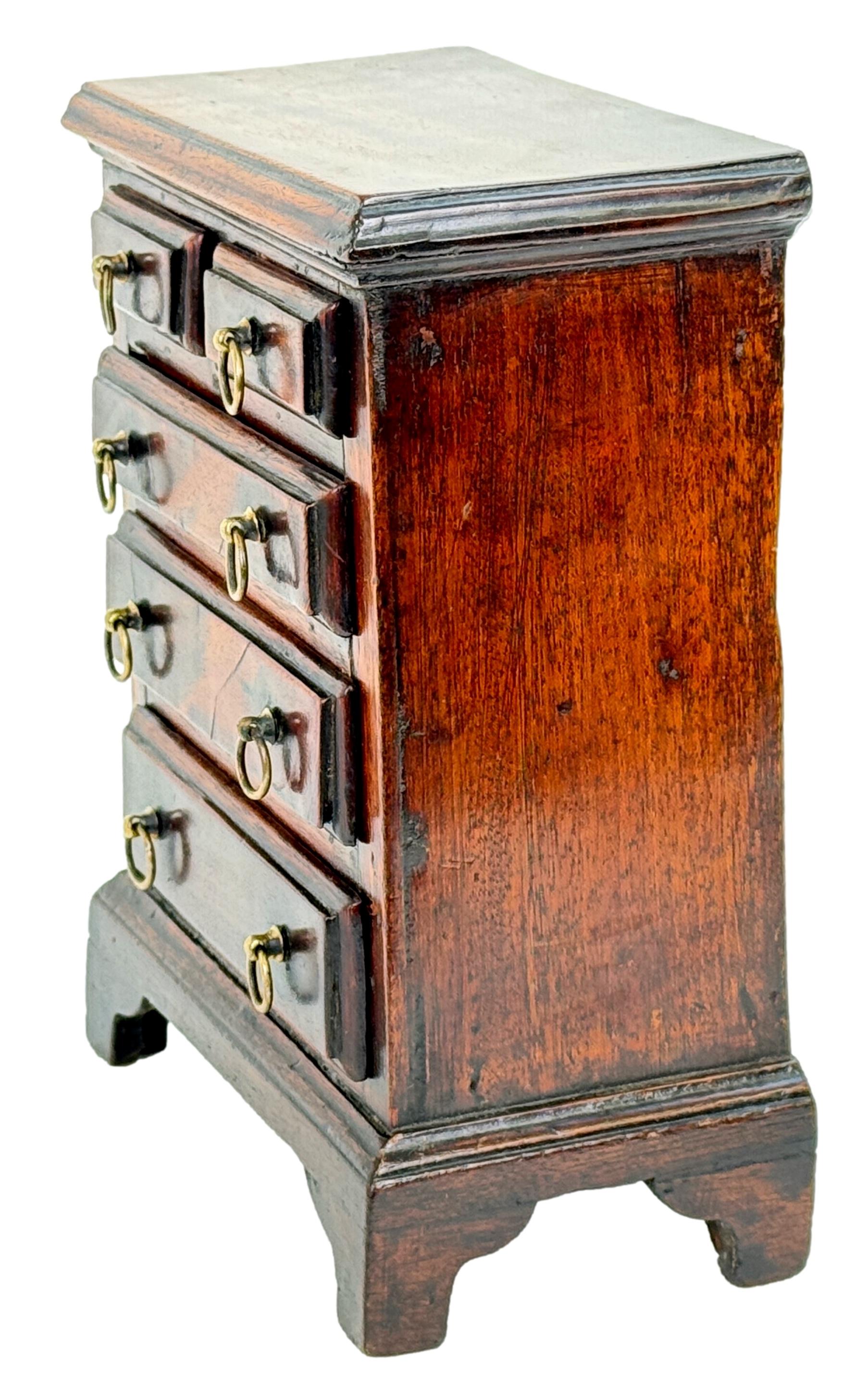 Un cassettone in mogano georgiano della metà del XVIII secolo, estremamente attraente e particolarmente affascinante, che conserva un colore e una patina eccezionali e intatti in tutto il suo insieme, con due cassetti corti e tre lunghi, con