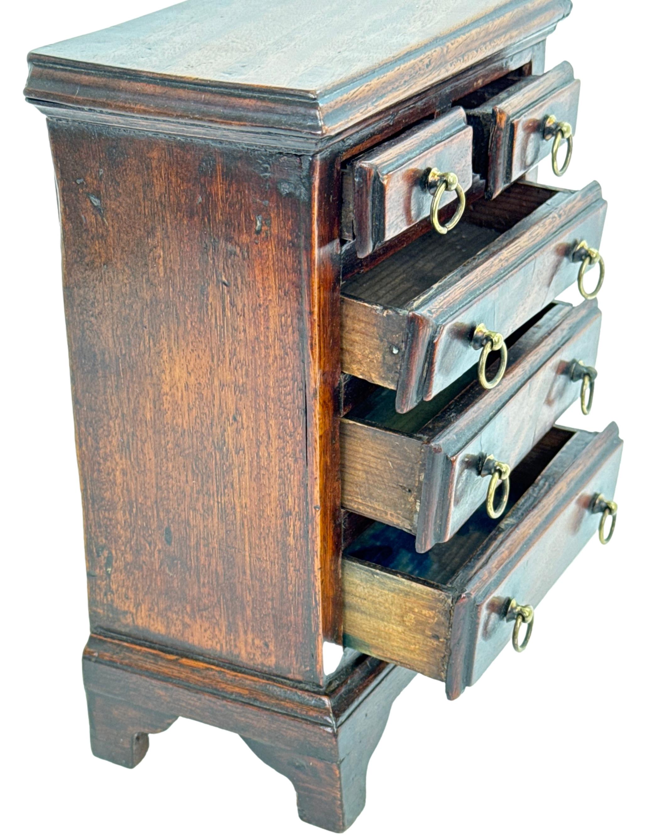 Inglese Piccola cassapanca in mogano in miniatura del XVIII secolo in vendita
