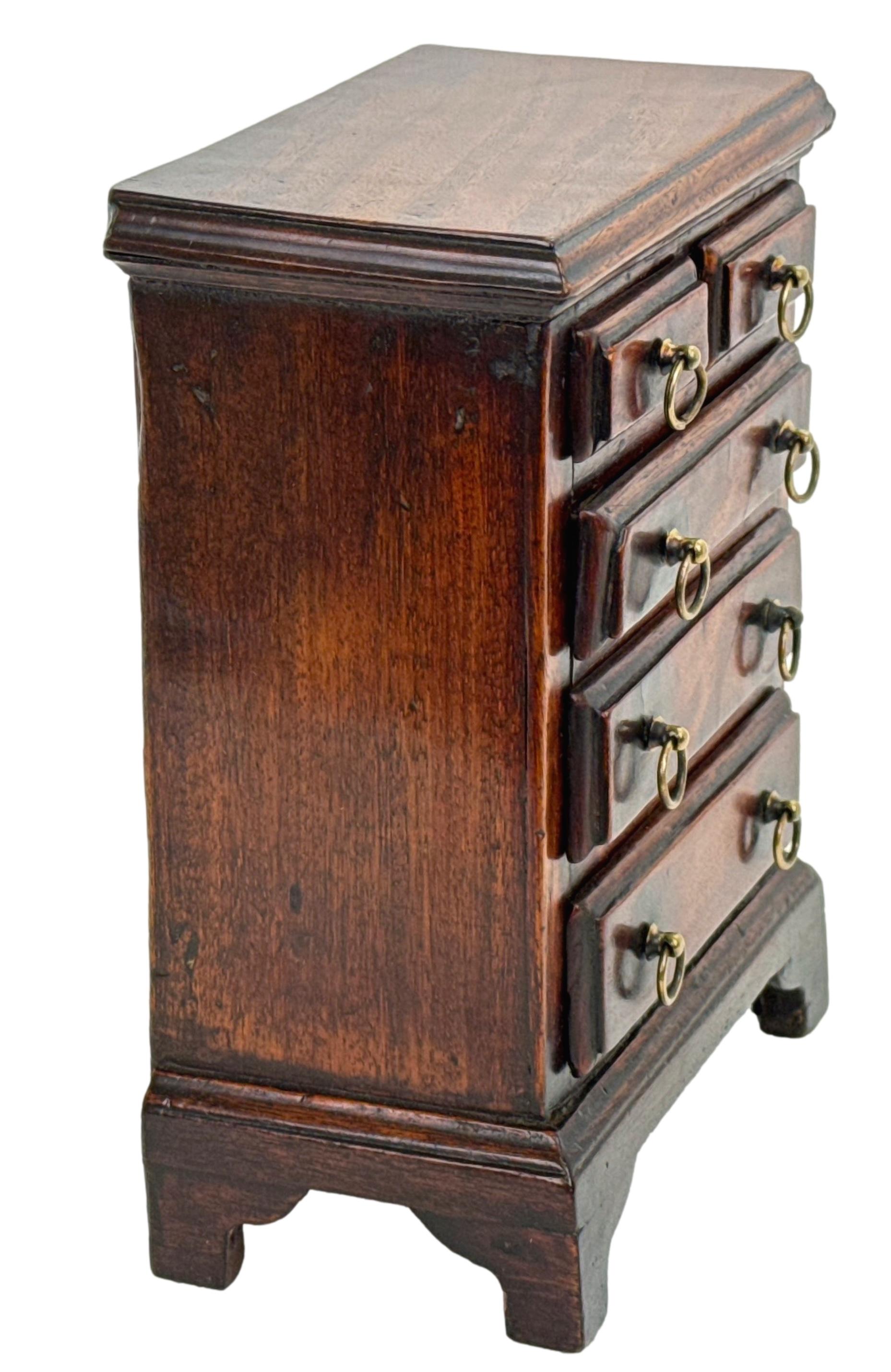 Mogano Piccola cassapanca in mogano in miniatura del XVIII secolo in vendita