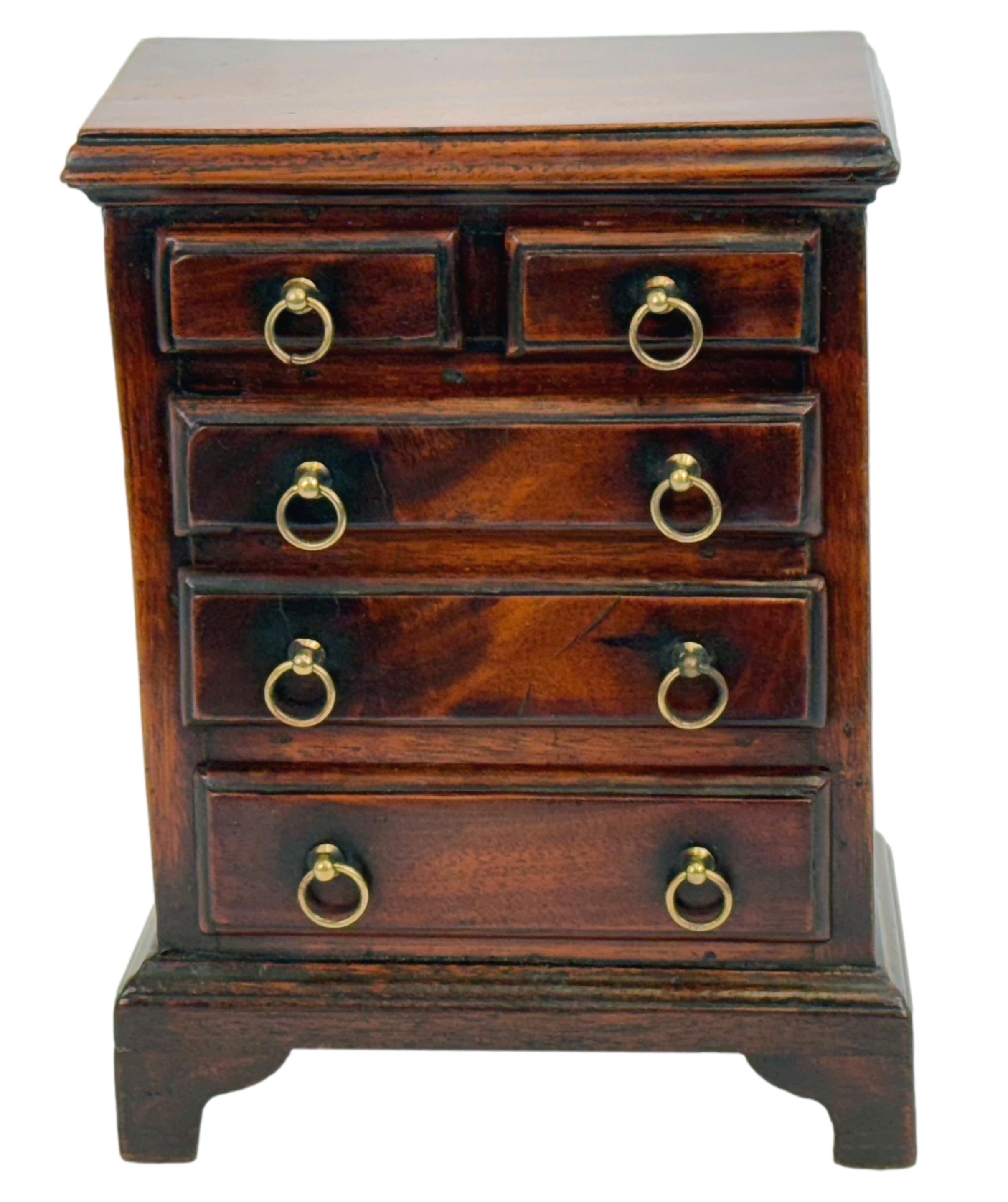 Piccola cassapanca in mogano in miniatura del XVIII secolo in vendita 3