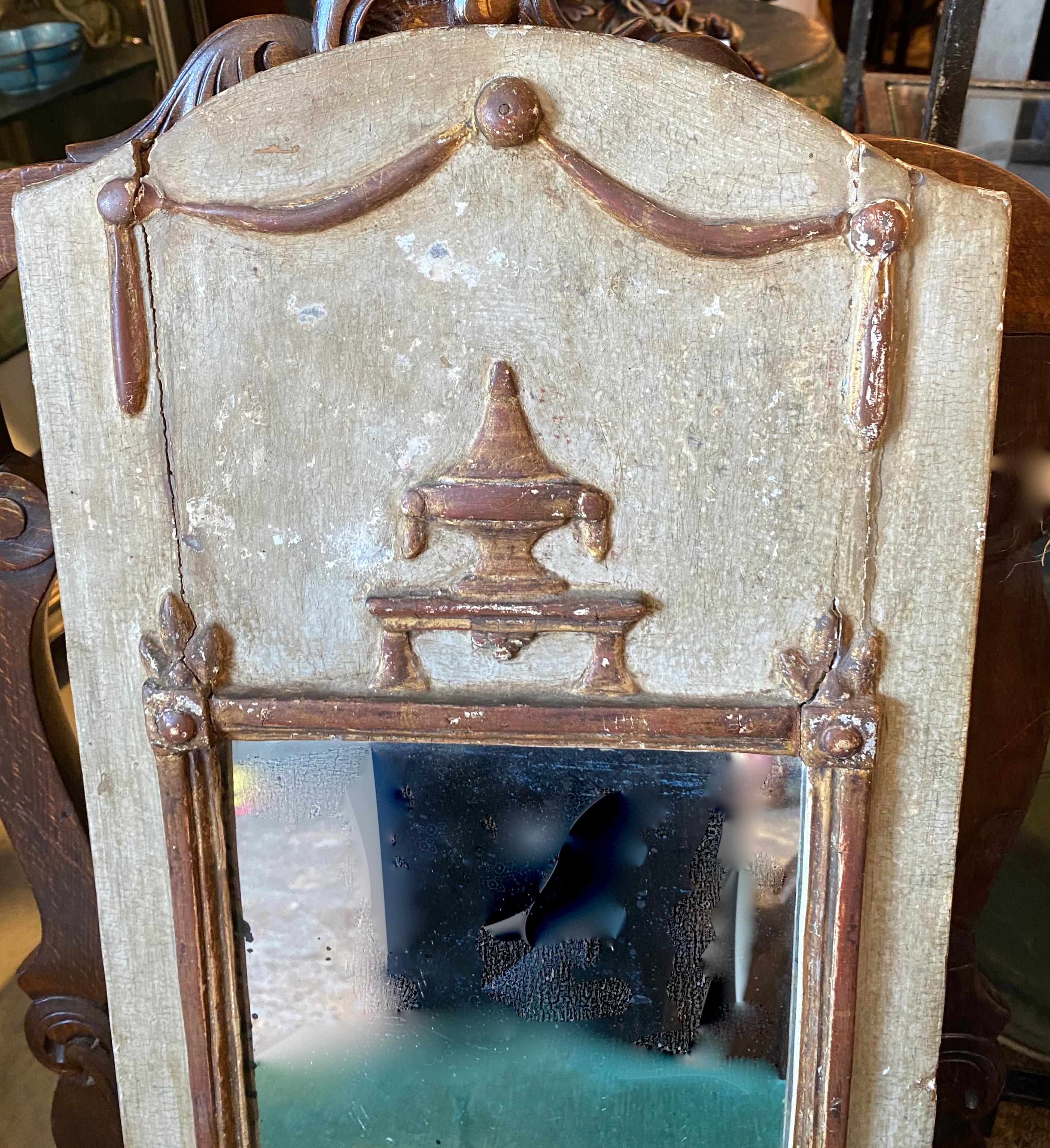 Voici un charmant miroir de mariage néoclassique de la fin du XVIIIe siècle. Ce petit trumeau a conservé sa surface peinte et dorée ainsi que son miroir d'origine et a acquis une merveilleuse patine naturelle profonde.
Les miroirs de mariage étaient
