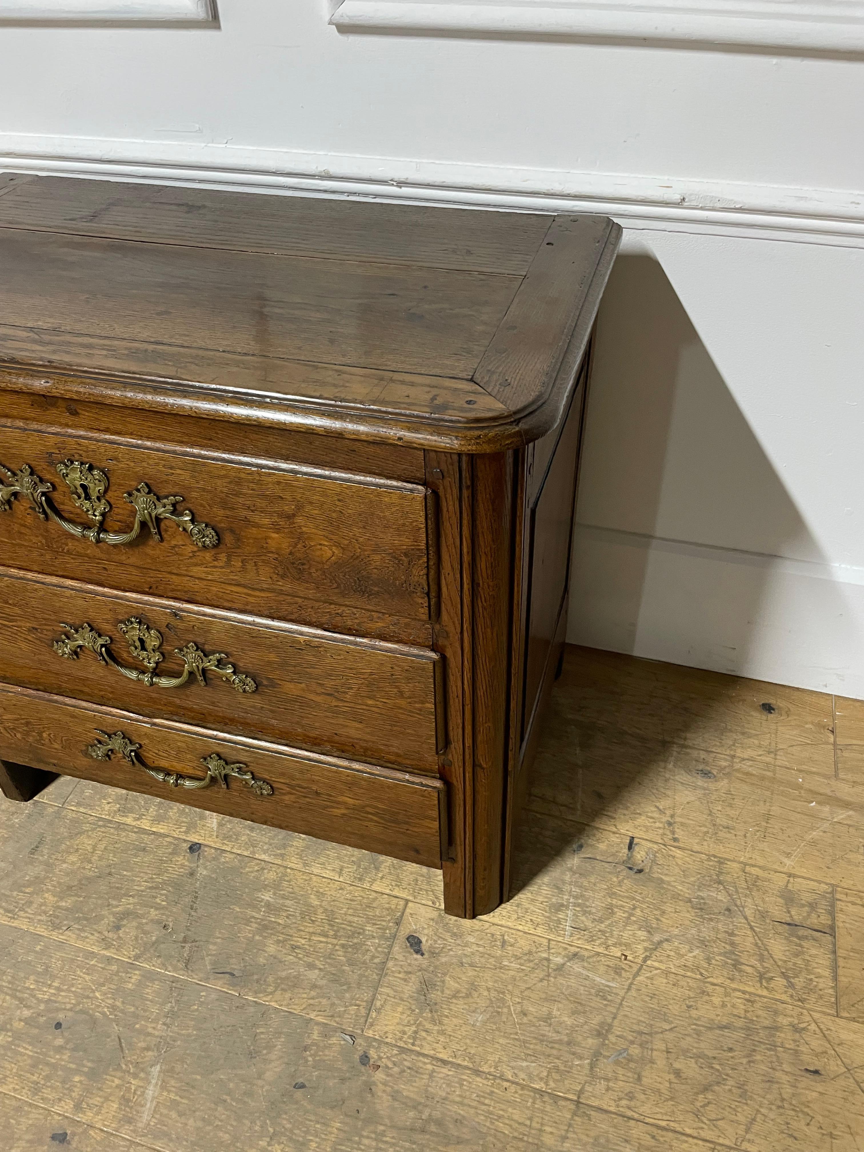 Piccola cassettiera / commode in rovere del XVIII secolo in vendita 5