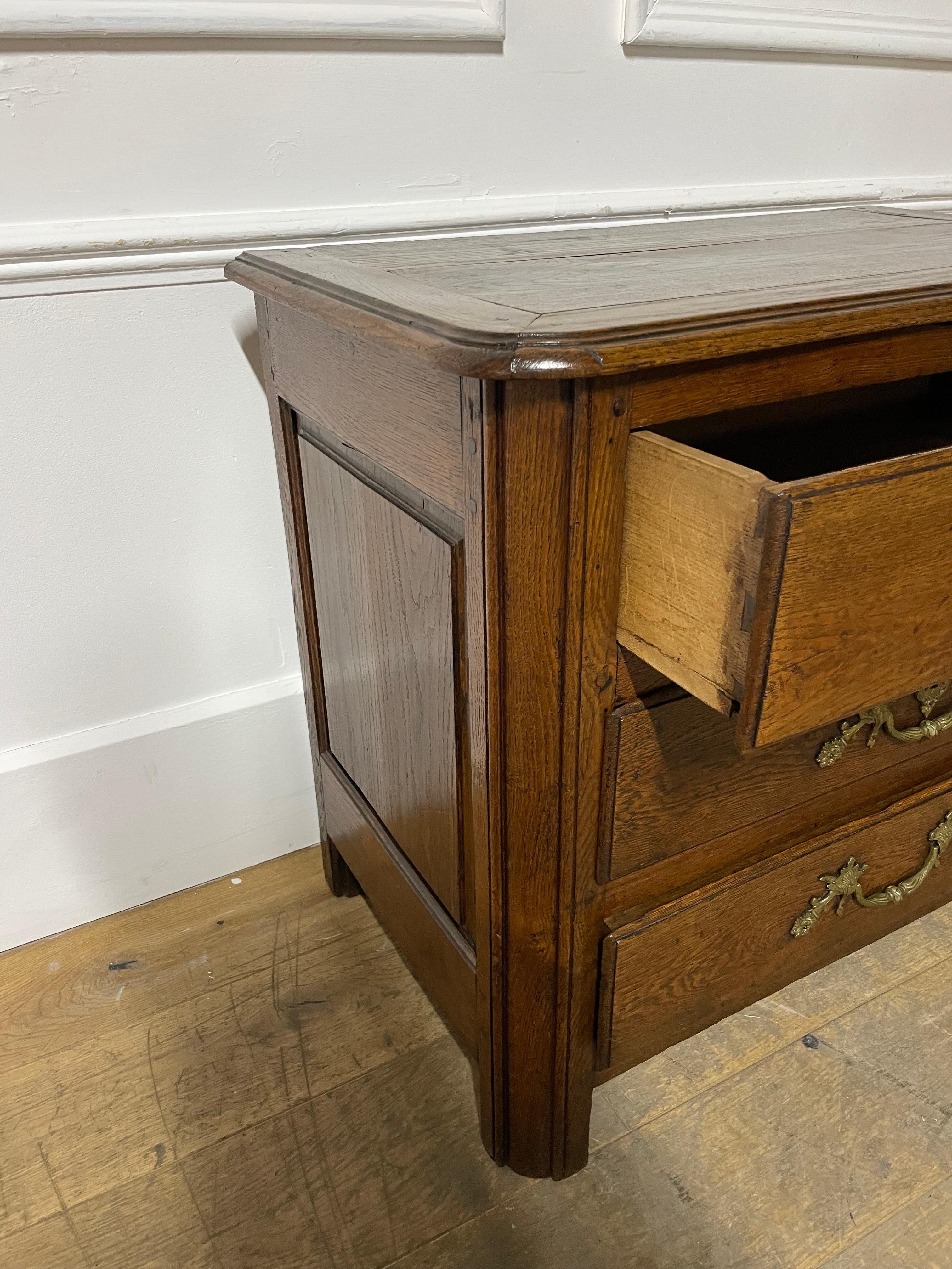Piccola cassettiera / commode in rovere del XVIII secolo in vendita 6