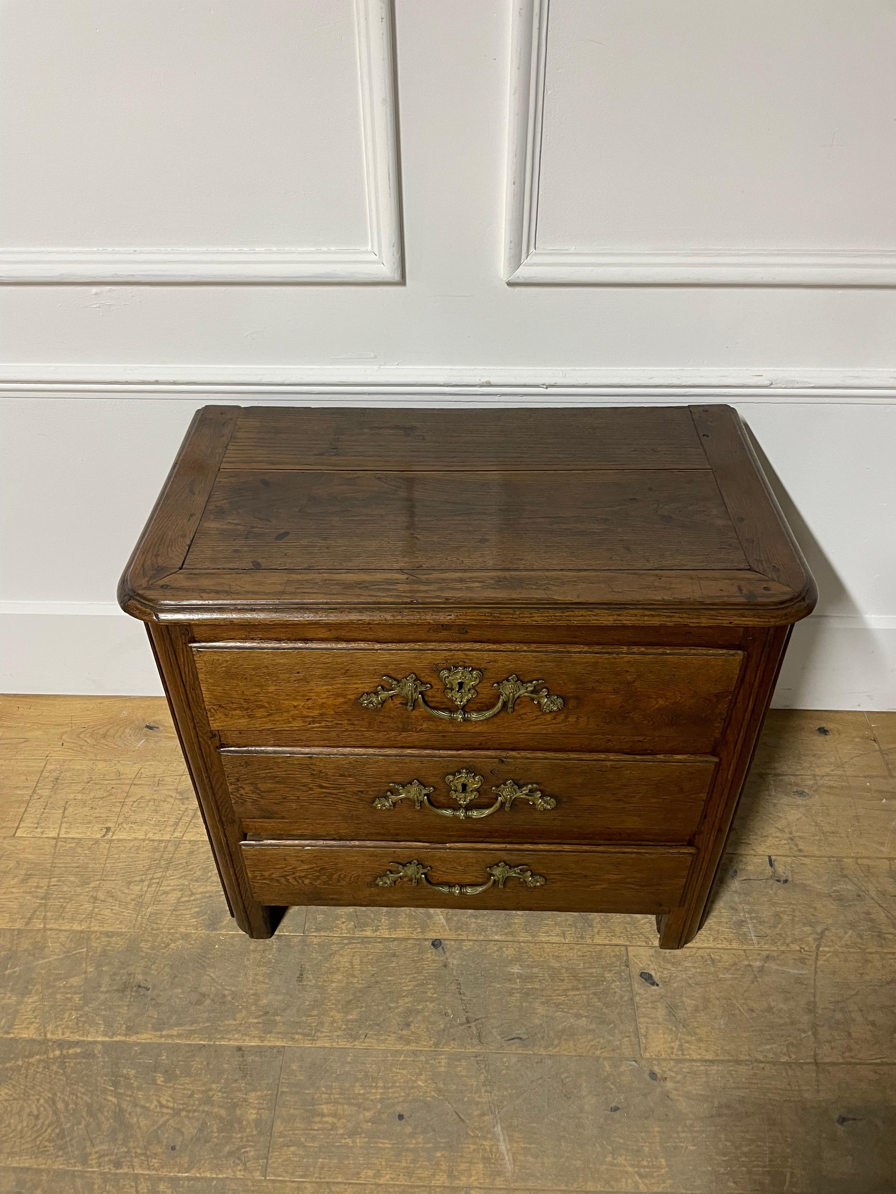 Piccola cassettiera / commode in rovere del XVIII secolo in vendita 8