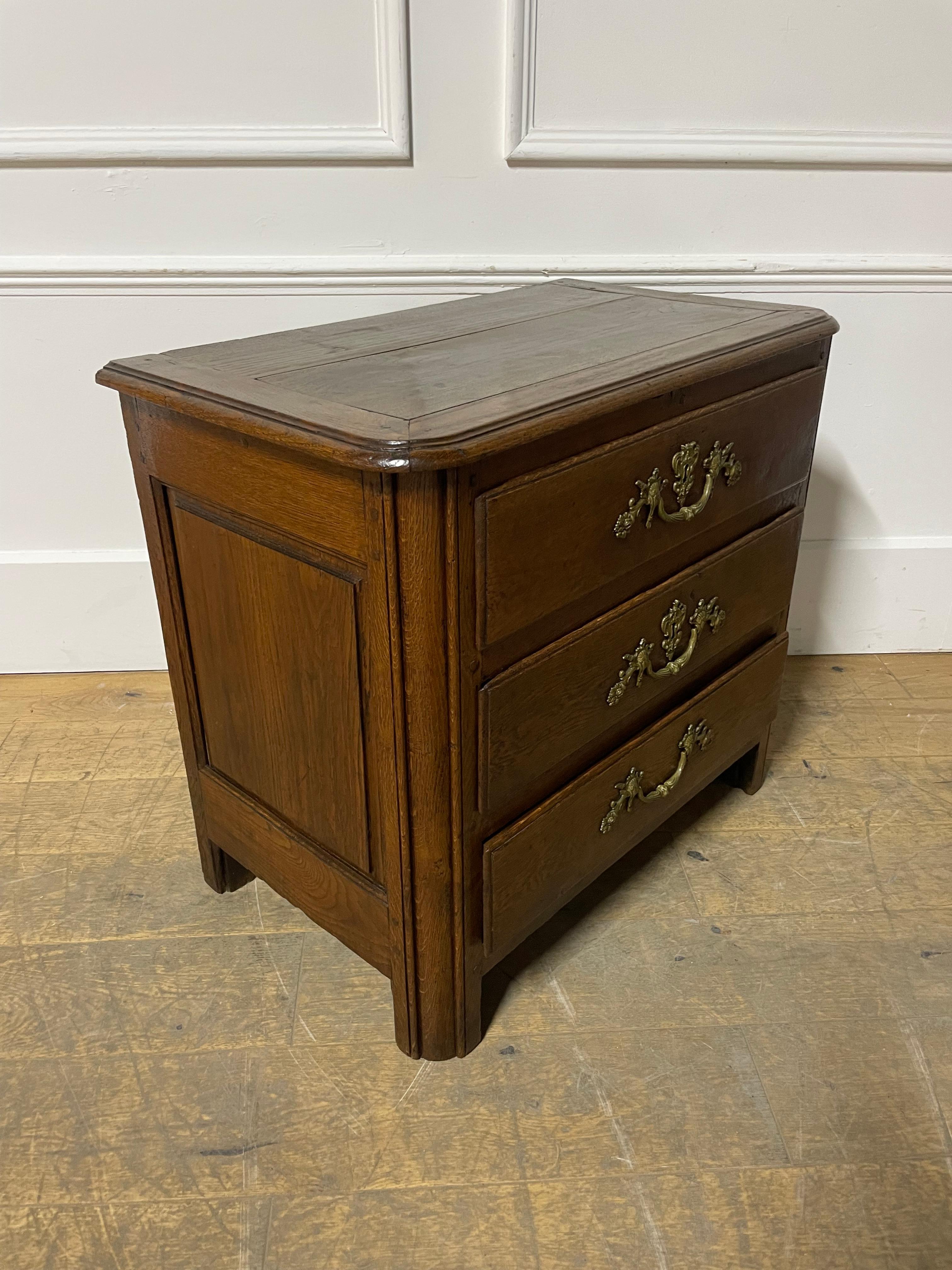 Piccola cassettiera / commode in rovere del XVIII secolo in vendita 9