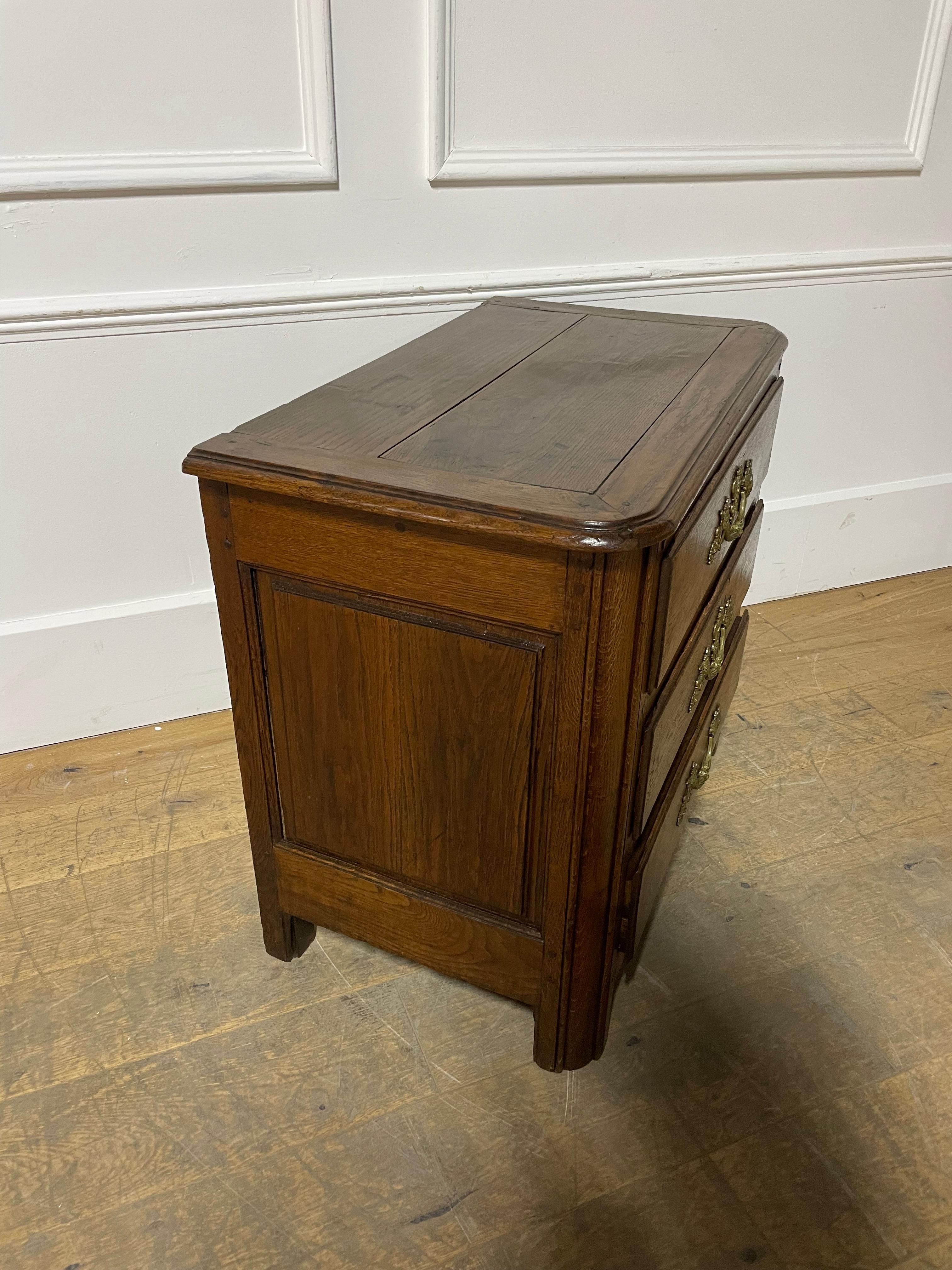 Piccola cassettiera / commode in rovere del XVIII secolo in vendita 10