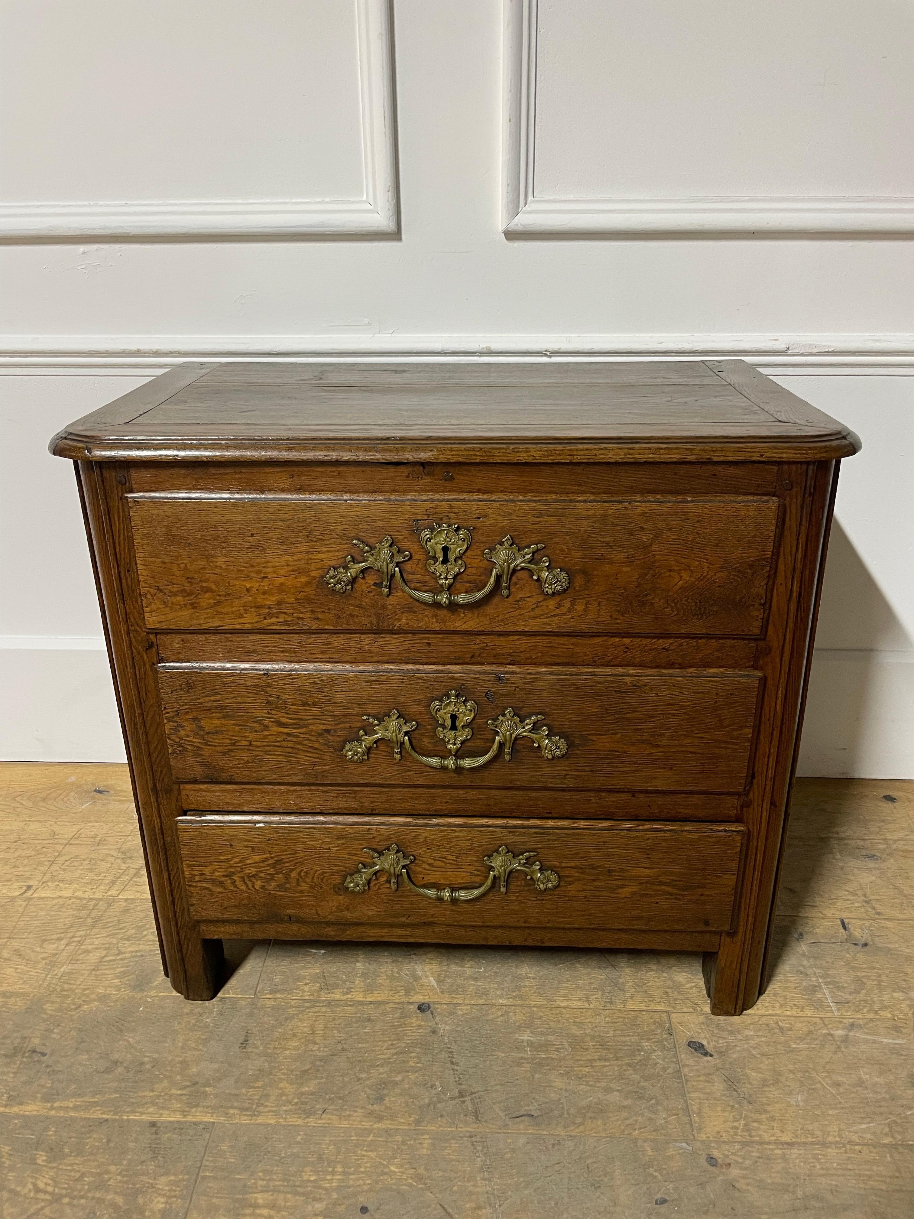 Grande esempio di commode in quercia della fine del XVIII secolo, di dimensioni molto ordinate. 

Francese del 1780 circa, con manici originali, questo pezzo è stato pulito e cerato per esaltare la bellezza della patina invecchiata. 

Provenendo da
