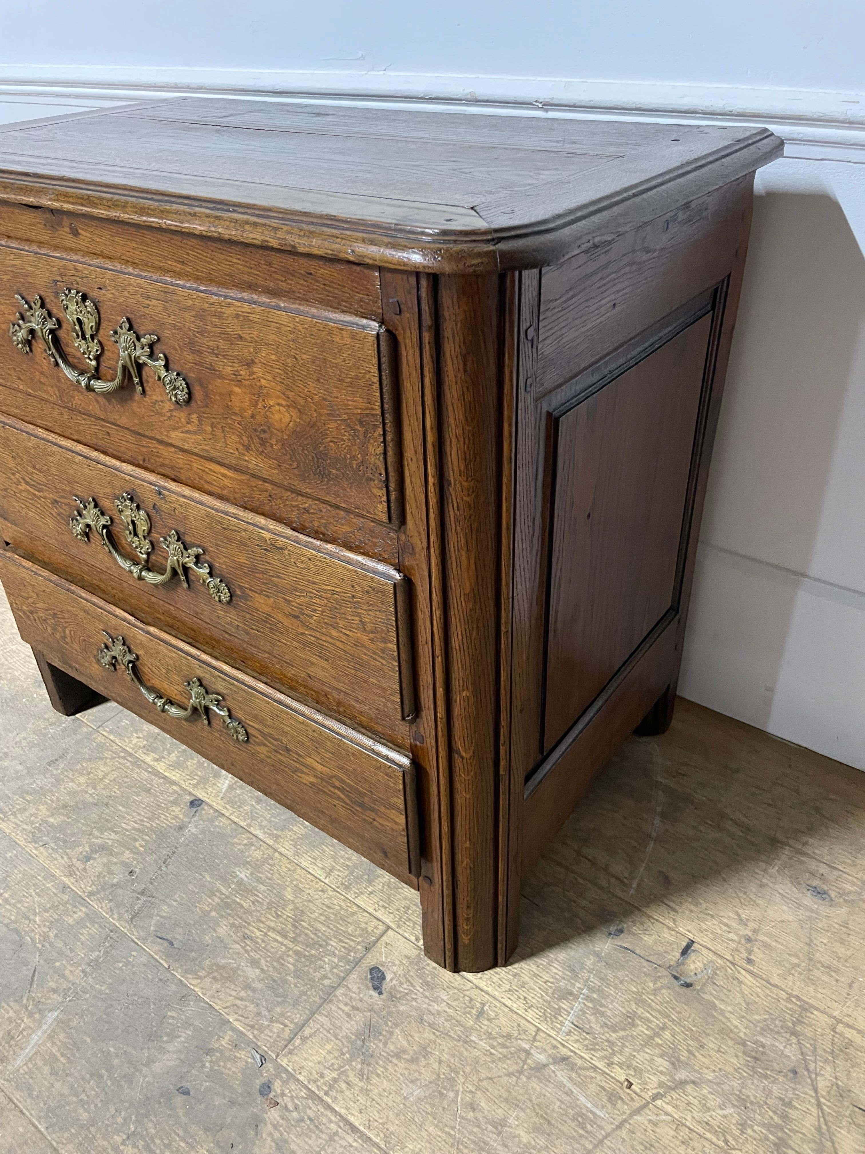 Piccola cassettiera / commode in rovere del XVIII secolo In condizioni buone in vendita a Budleigh Salterton, GB