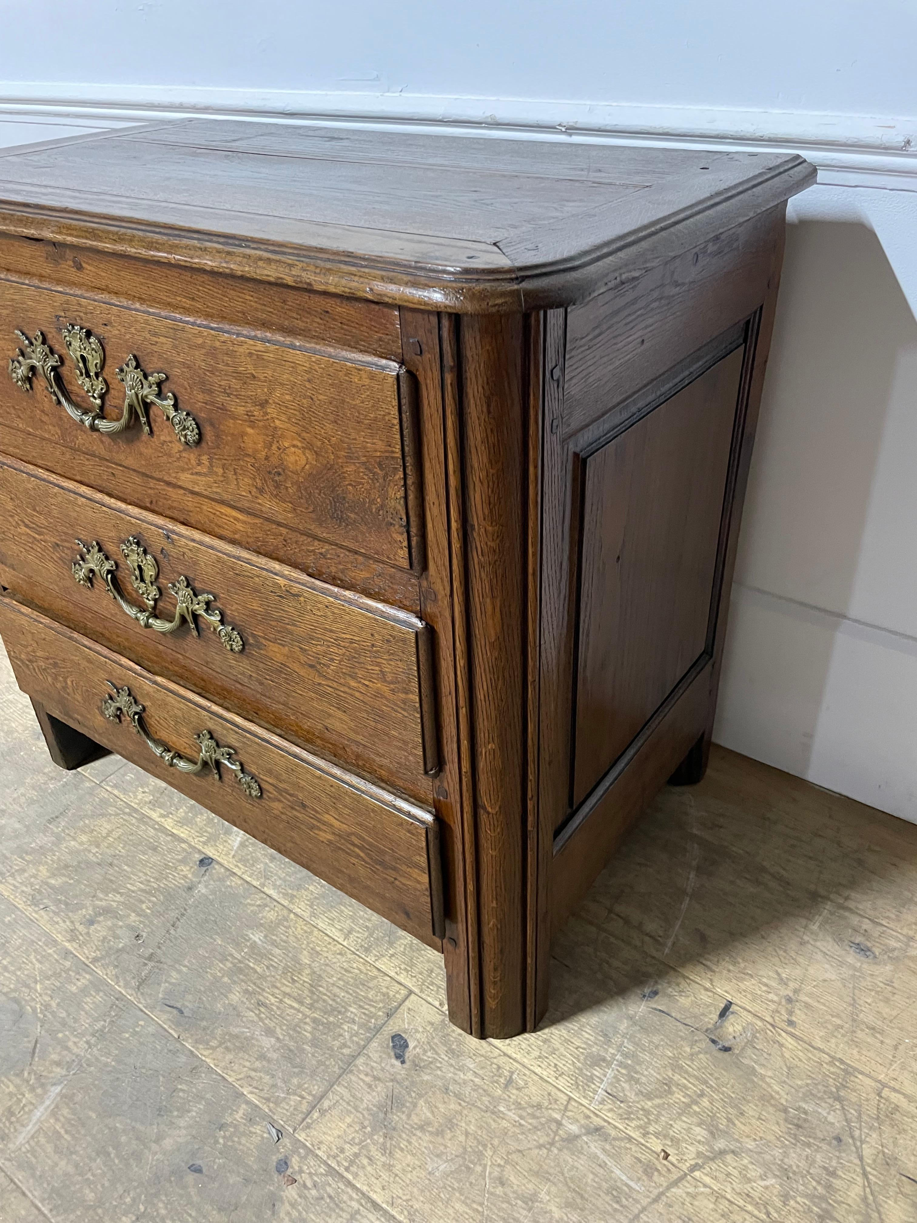 Fino al XVIII secolo Piccola cassettiera / commode in rovere del XVIII secolo in vendita